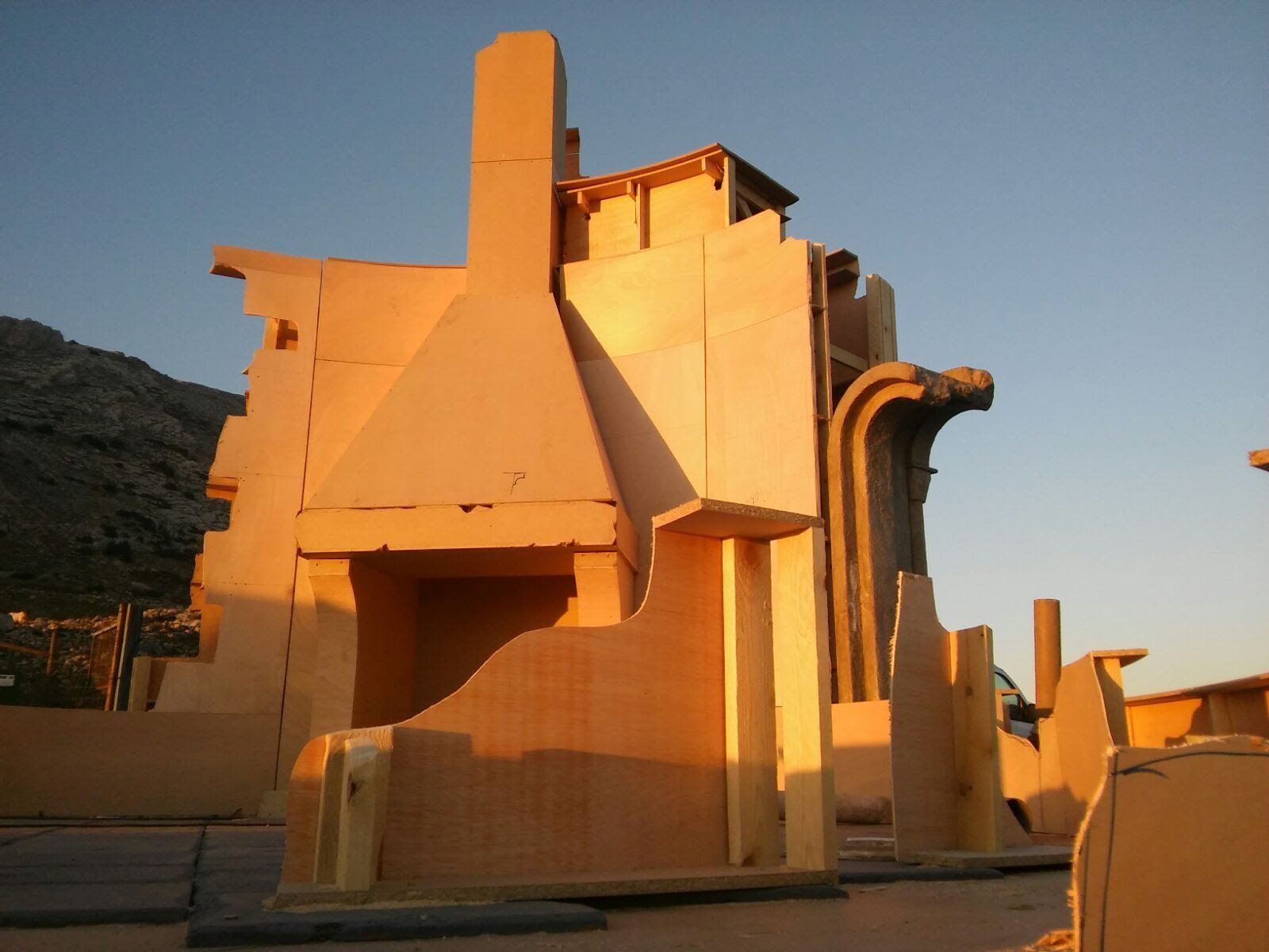 Un gran edificio con una chimenea encima.