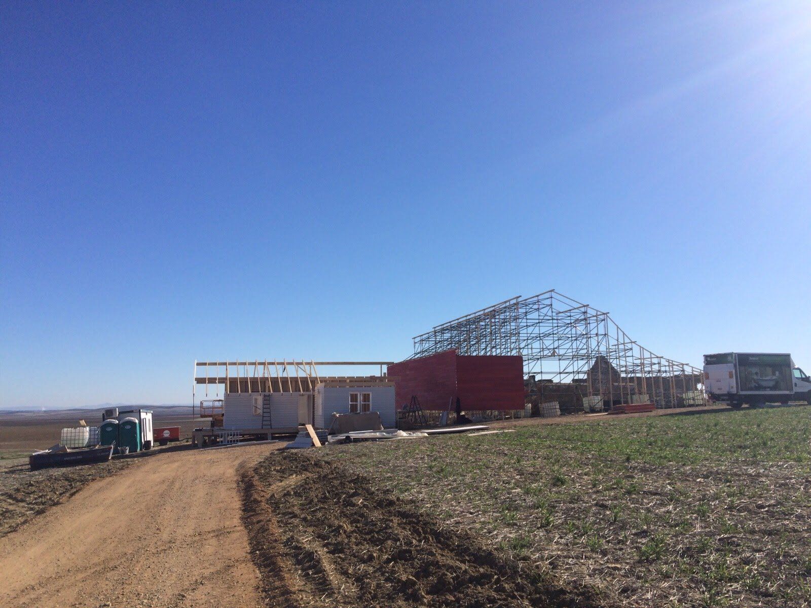 Se está construyendo un gran edificio en medio de un campo.