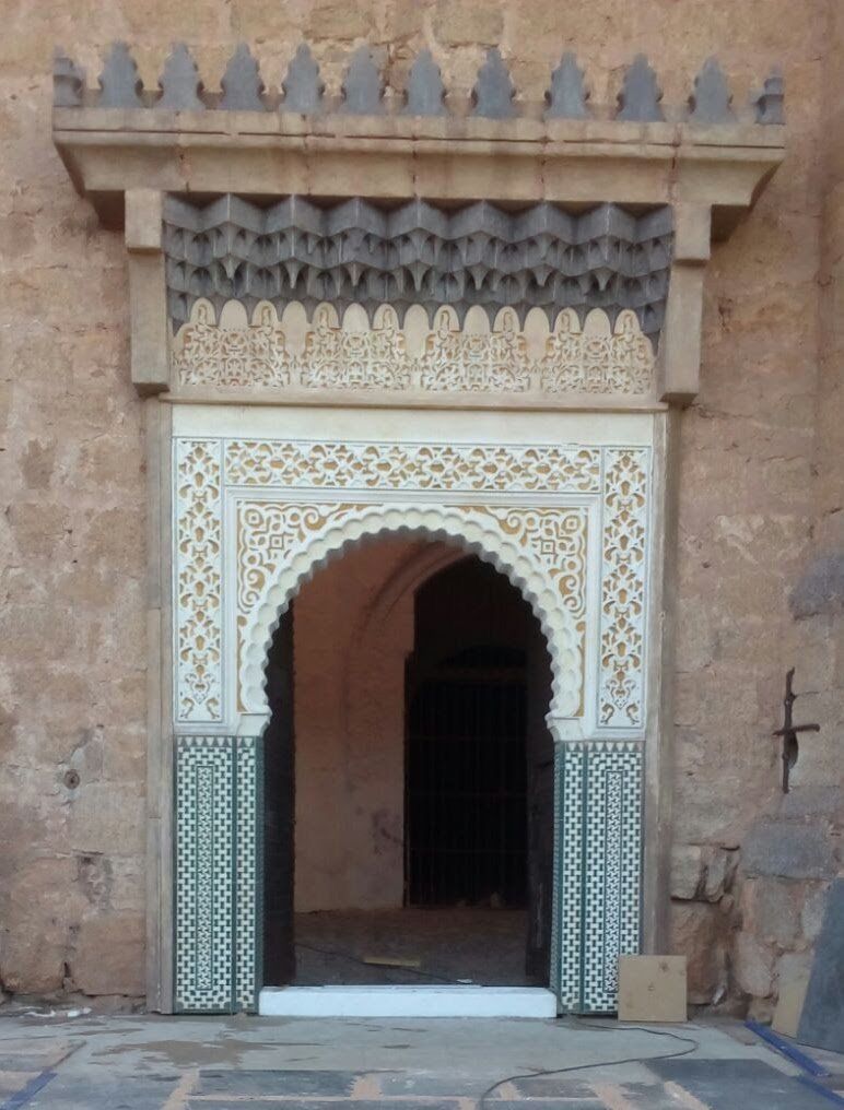 Una puerta con un diseño elegante.