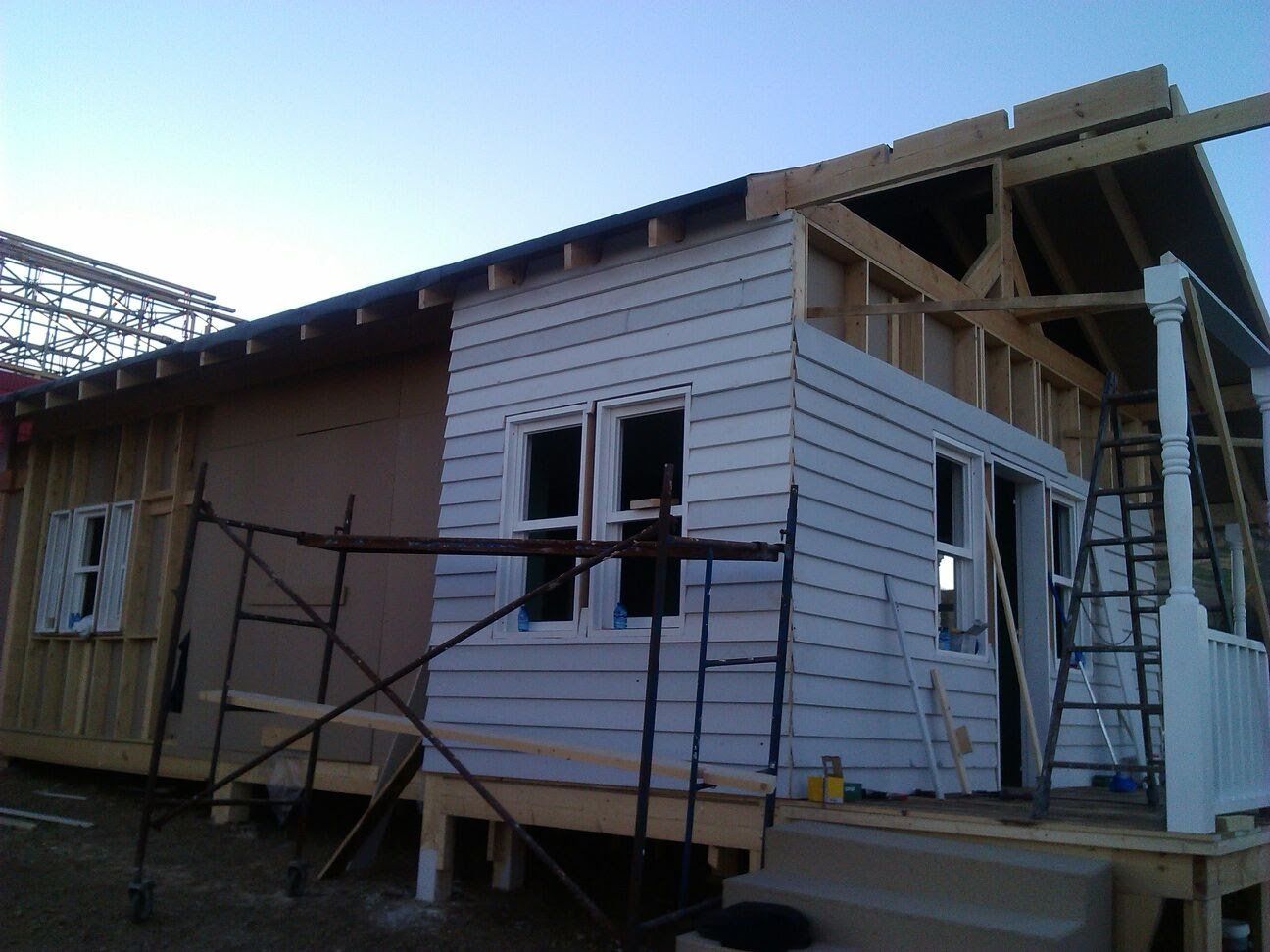 Una casa que se está construyendo con andamios alrededor