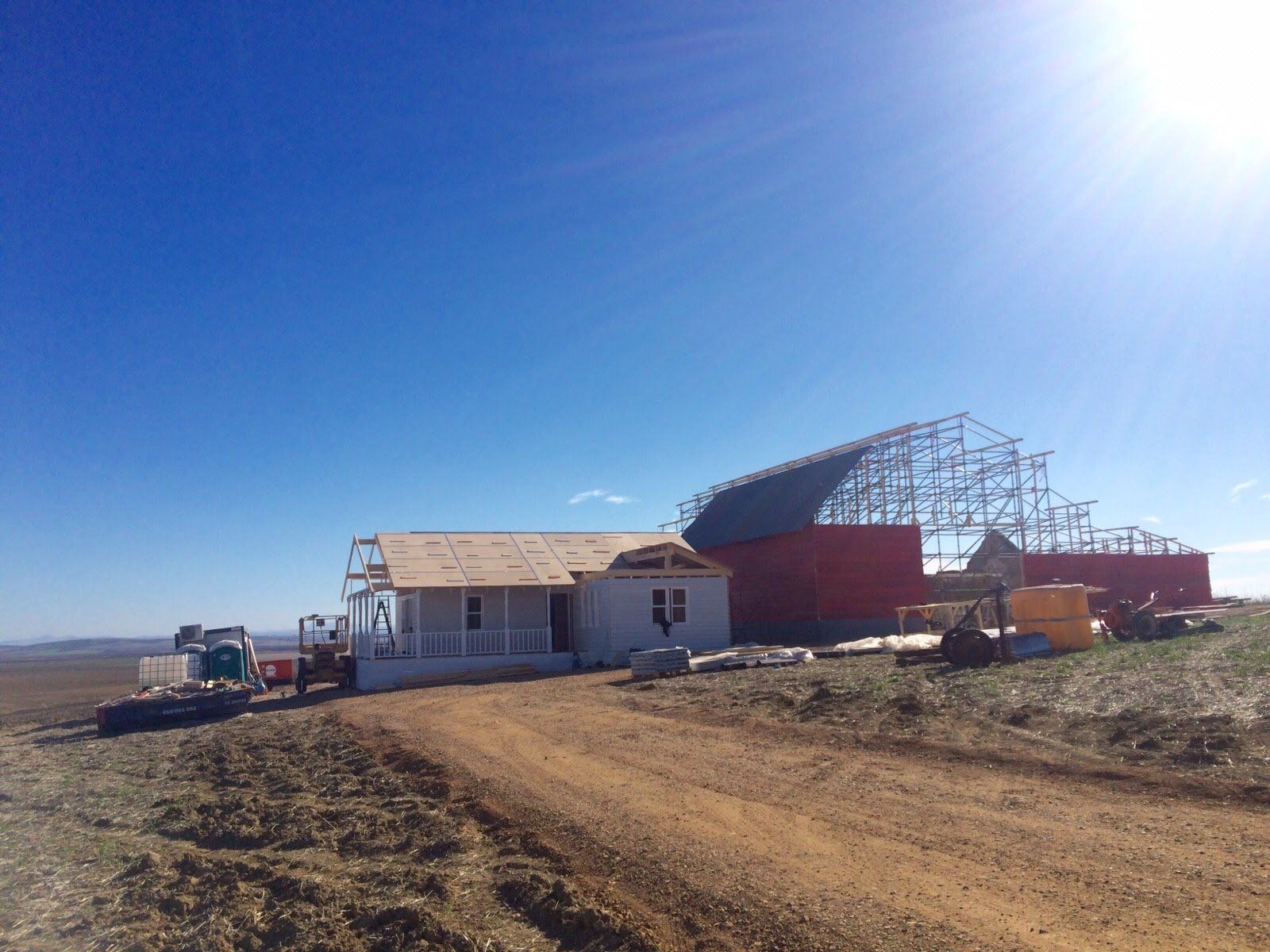 Se está construyendo una casa en medio de un camino de tierra.