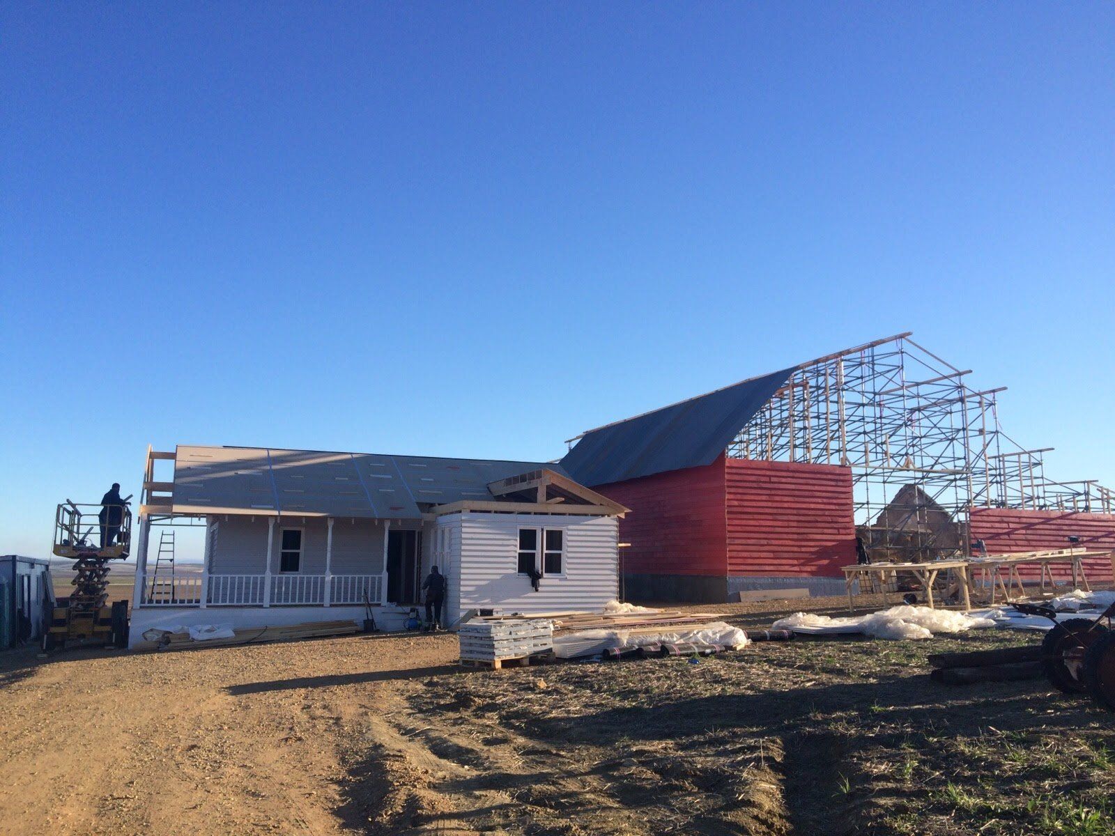 Se está construyendo una casa en medio de un camino de tierra.