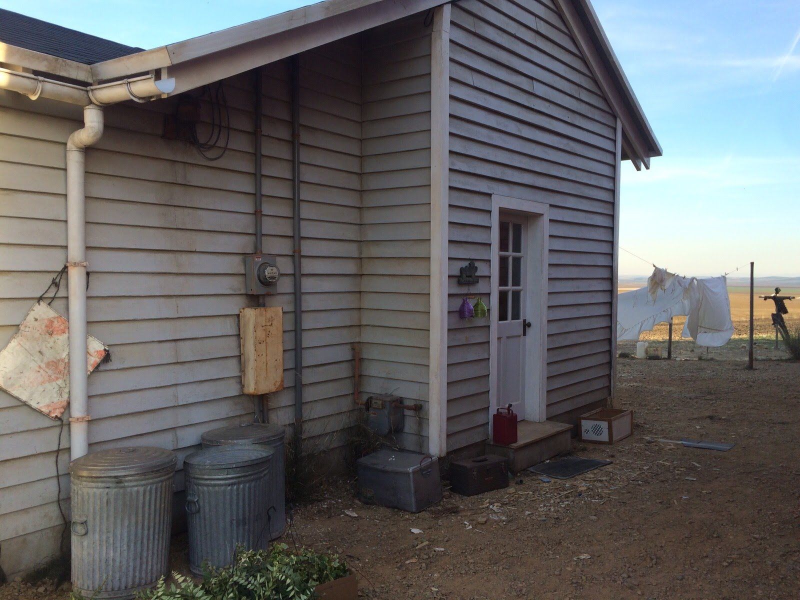 Una pequeña casa blanca con una puerta blanca