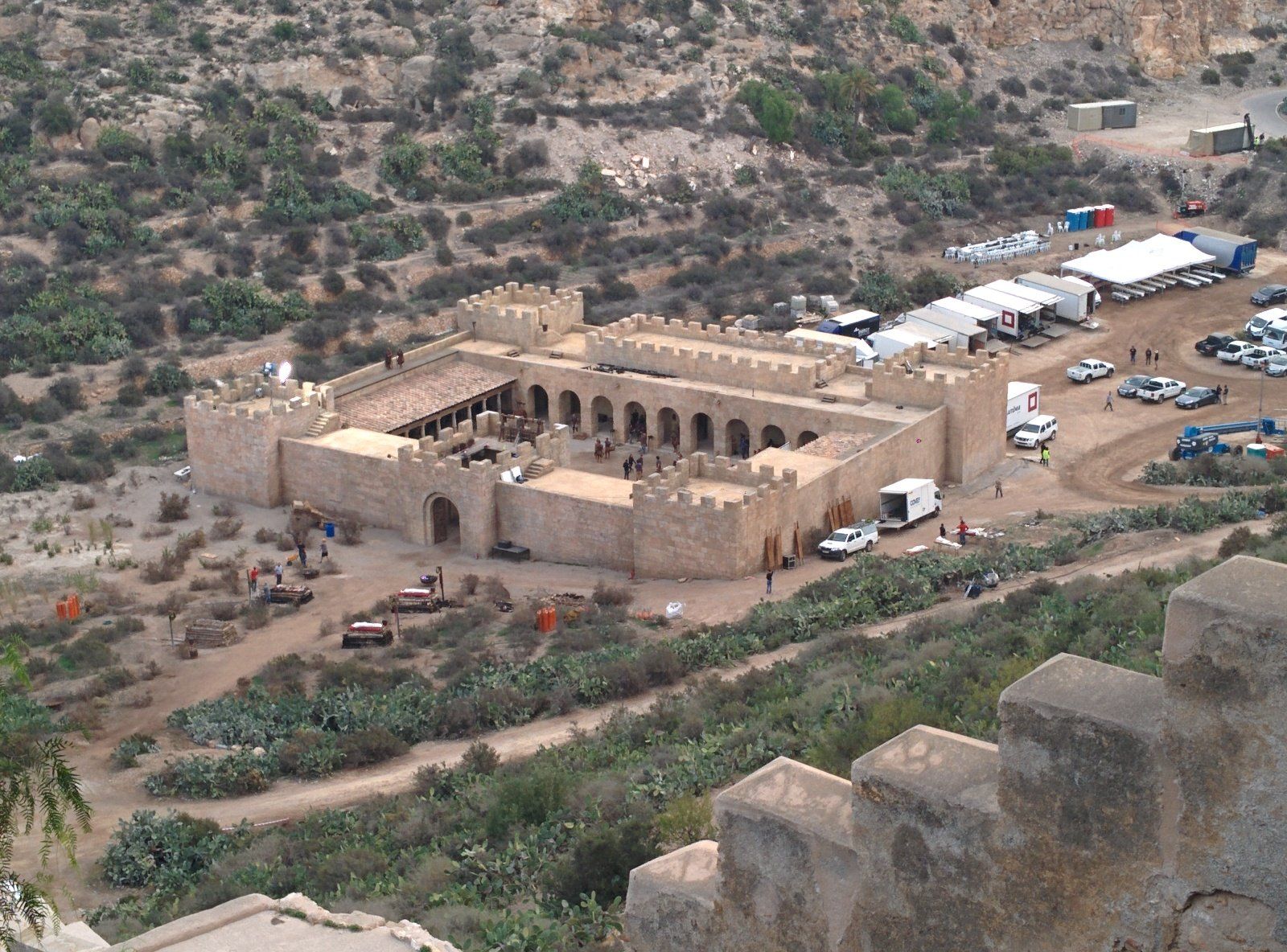 Una vista aérea de un castillo en medio del desierto.