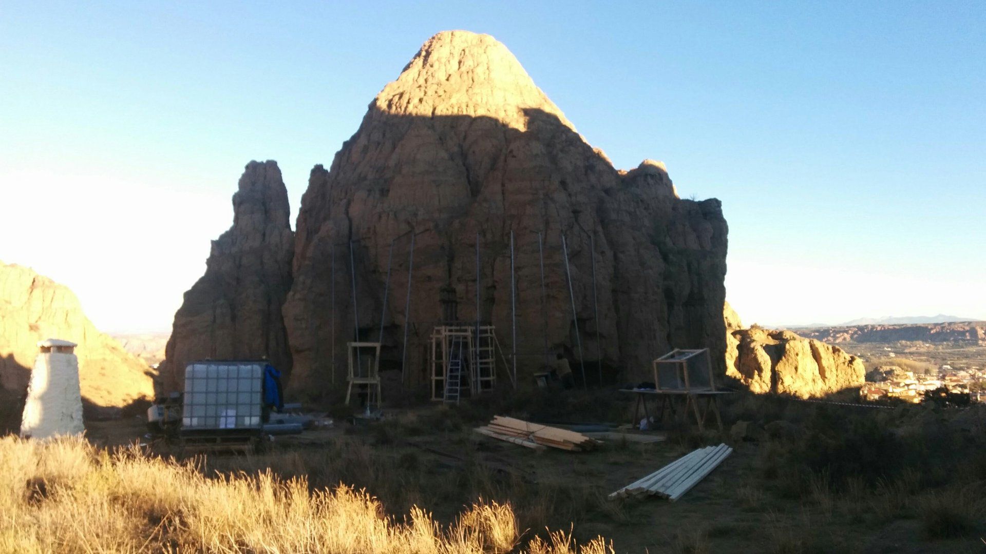 Una gran formación rocosa en medio de un desierto