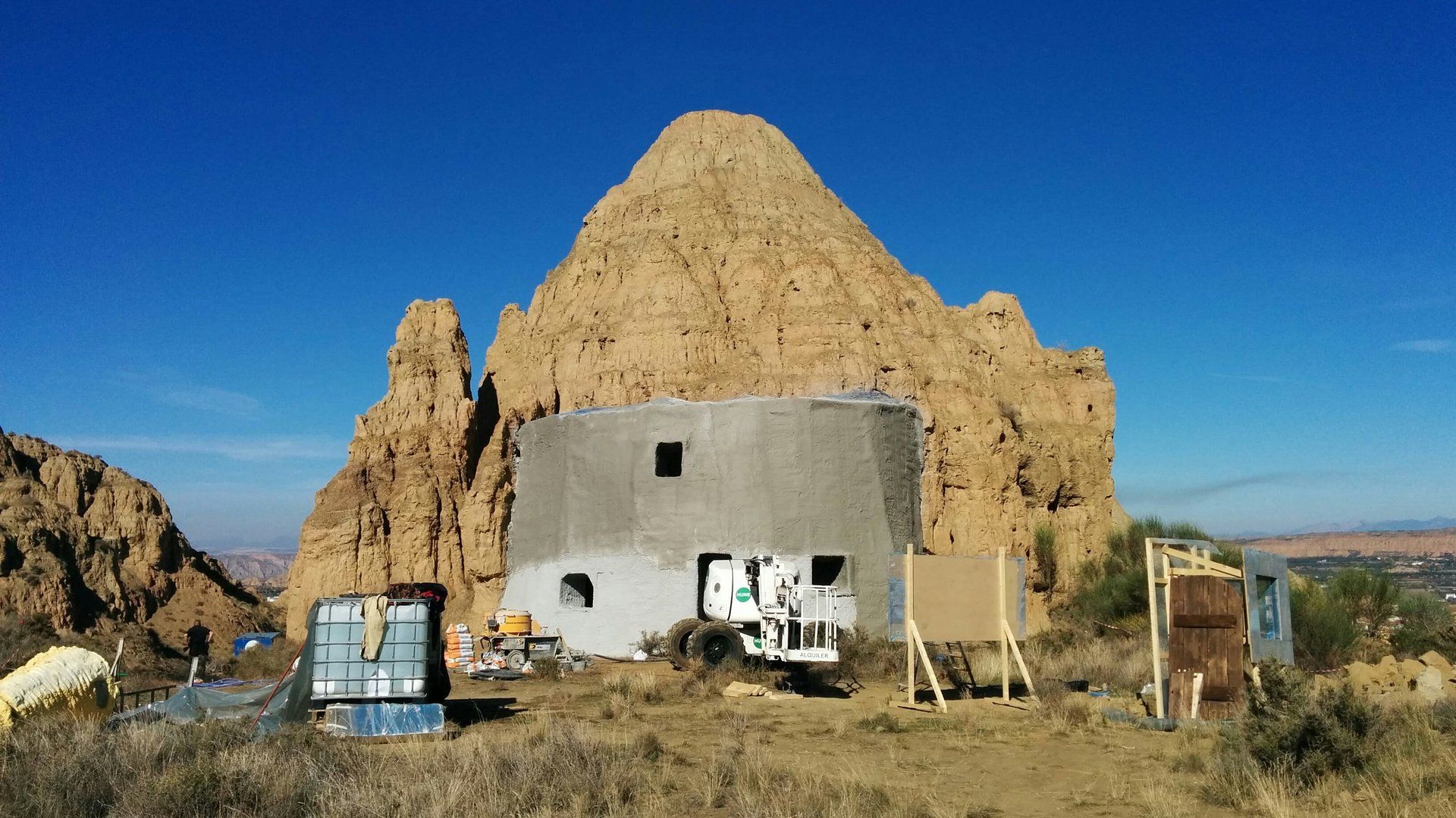 Se está construyendo un edificio en medio del desierto.