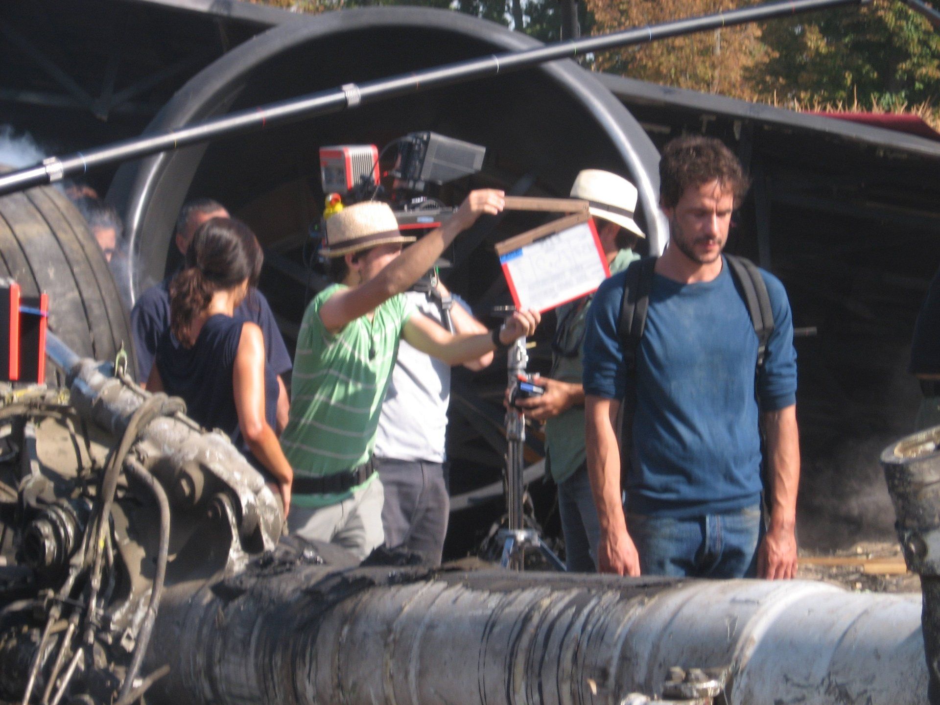 Un grupo de personas está de pie alrededor de una tubería grande.