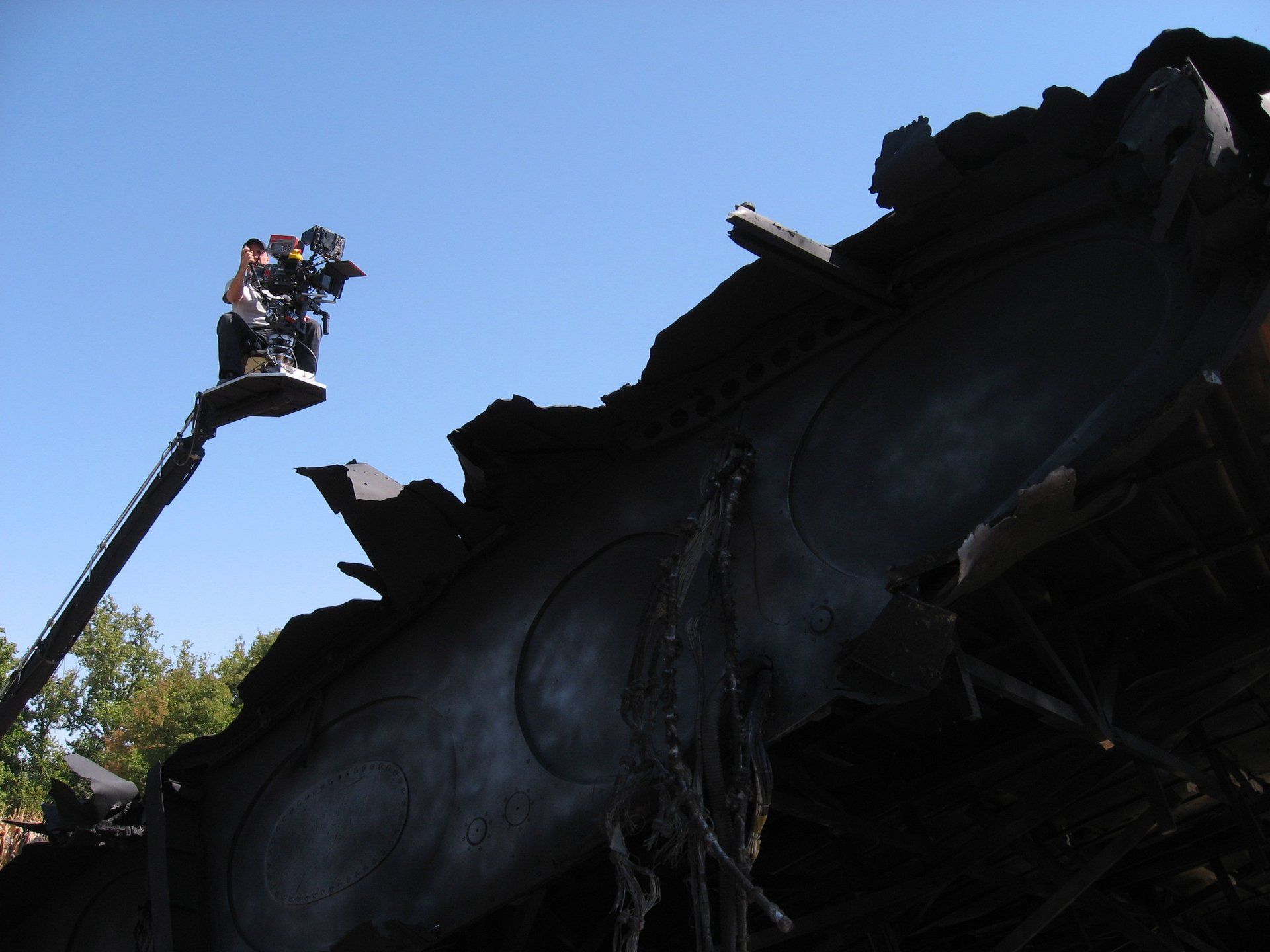 Un grupo de personas está de pie encima de un gran objeto negro.