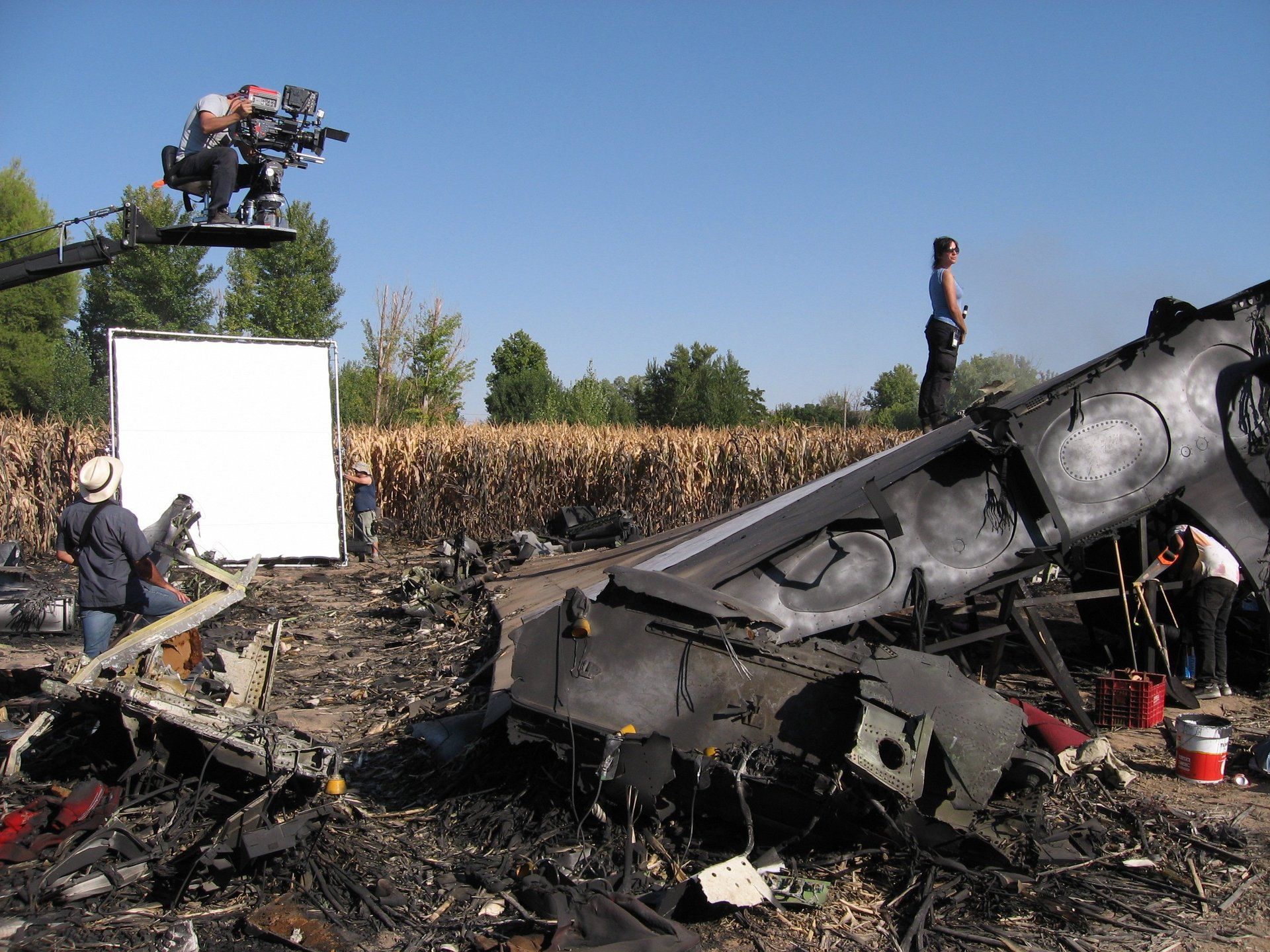 Un grupo de personas está de pie frente a una pantalla blanca.