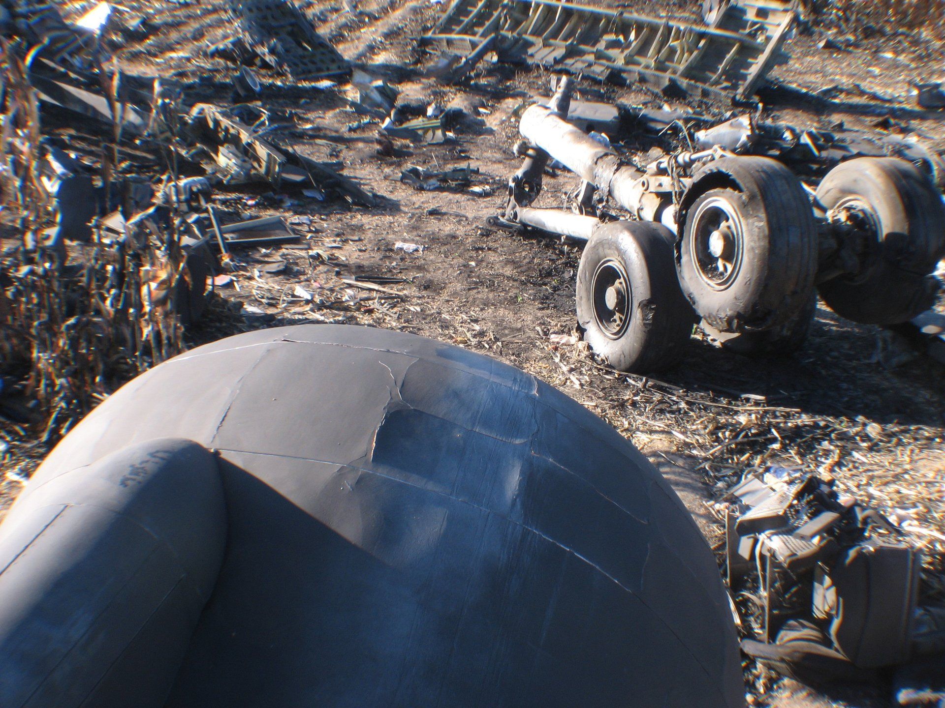 Un gran objeto negro está en el medio de un campo.