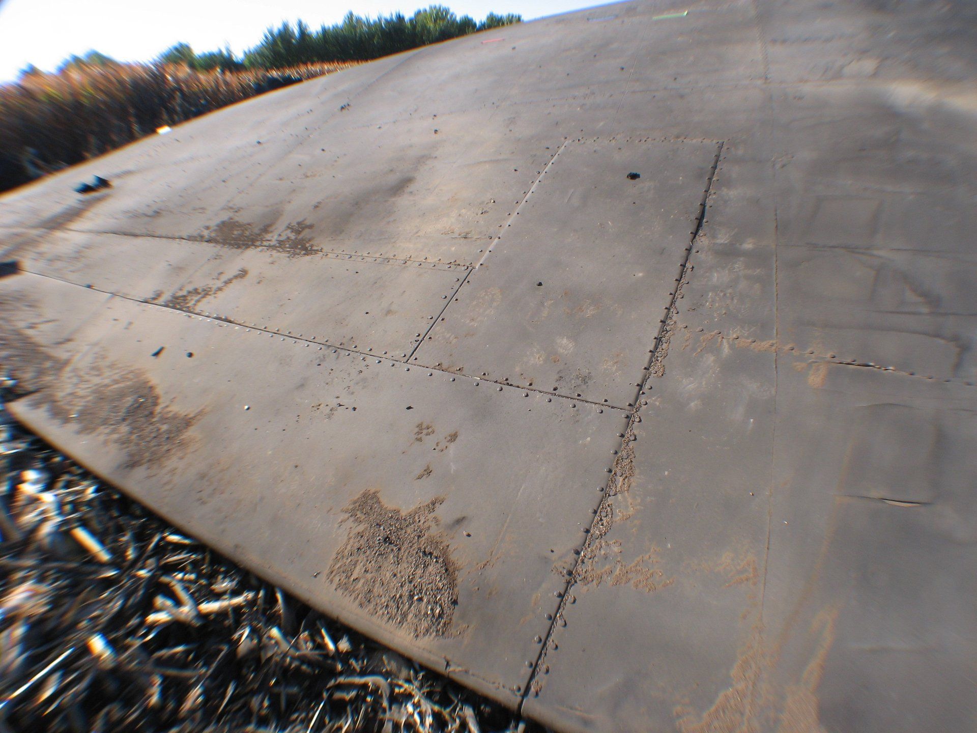 Un gran trozo de metal yace en el suelo