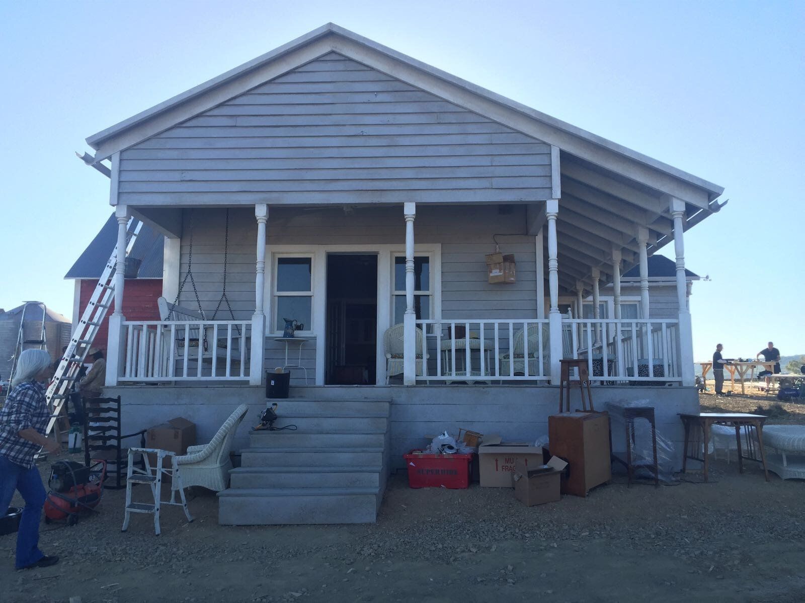 Una casa con un gran porche y escaleras