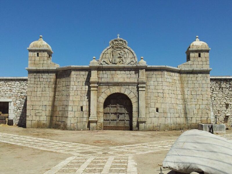 Un gran edificio de piedra con una corona en la parte superior.