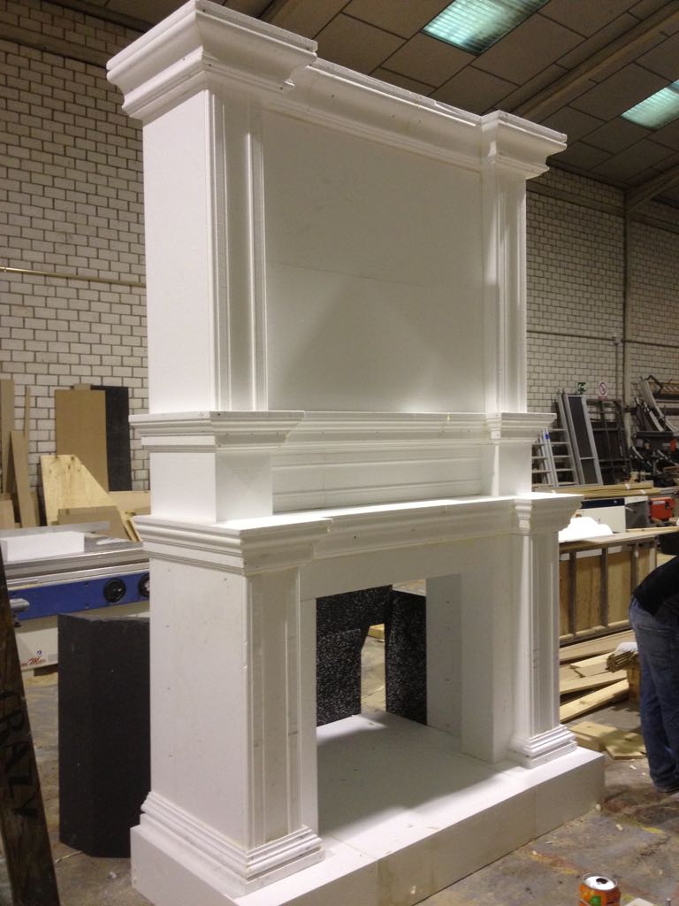 Se está construyendo una chimenea blanca en un almacén.