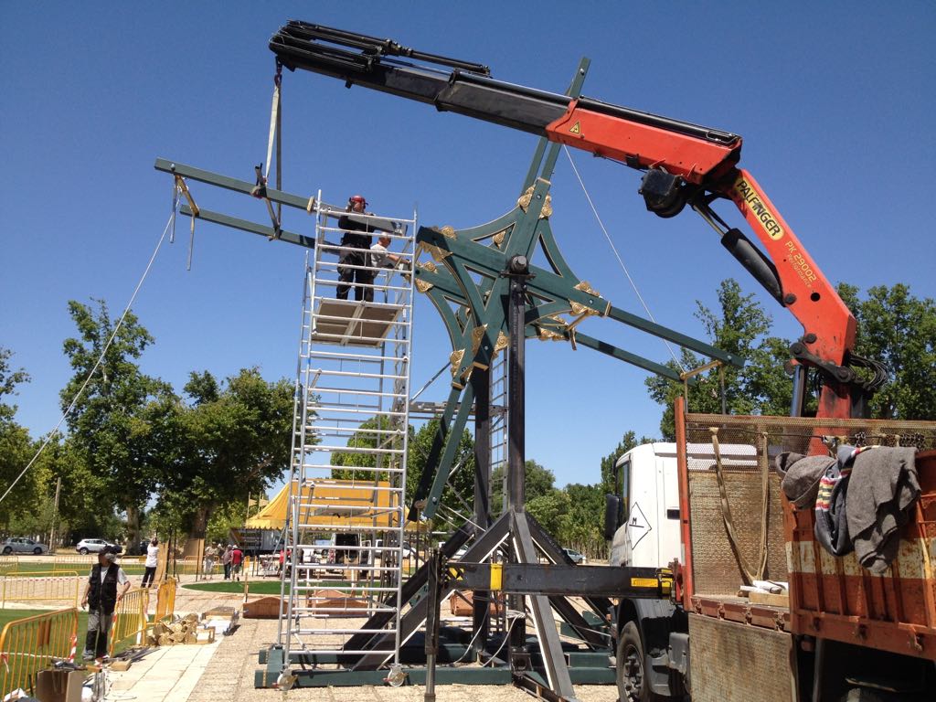 Se está utilizando una grúa para levantar un objeto grande.