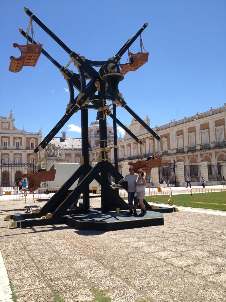 Una pareja parada frente a una gran noria