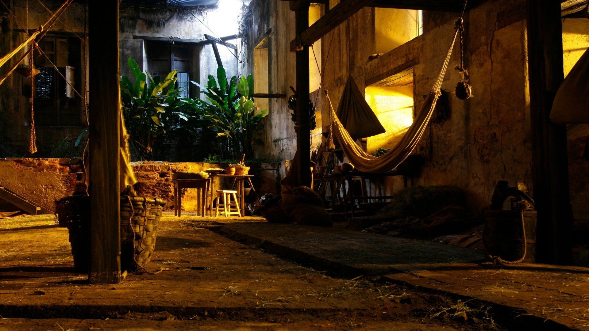 Una hamaca cuelga del techo de un edificio por la noche.