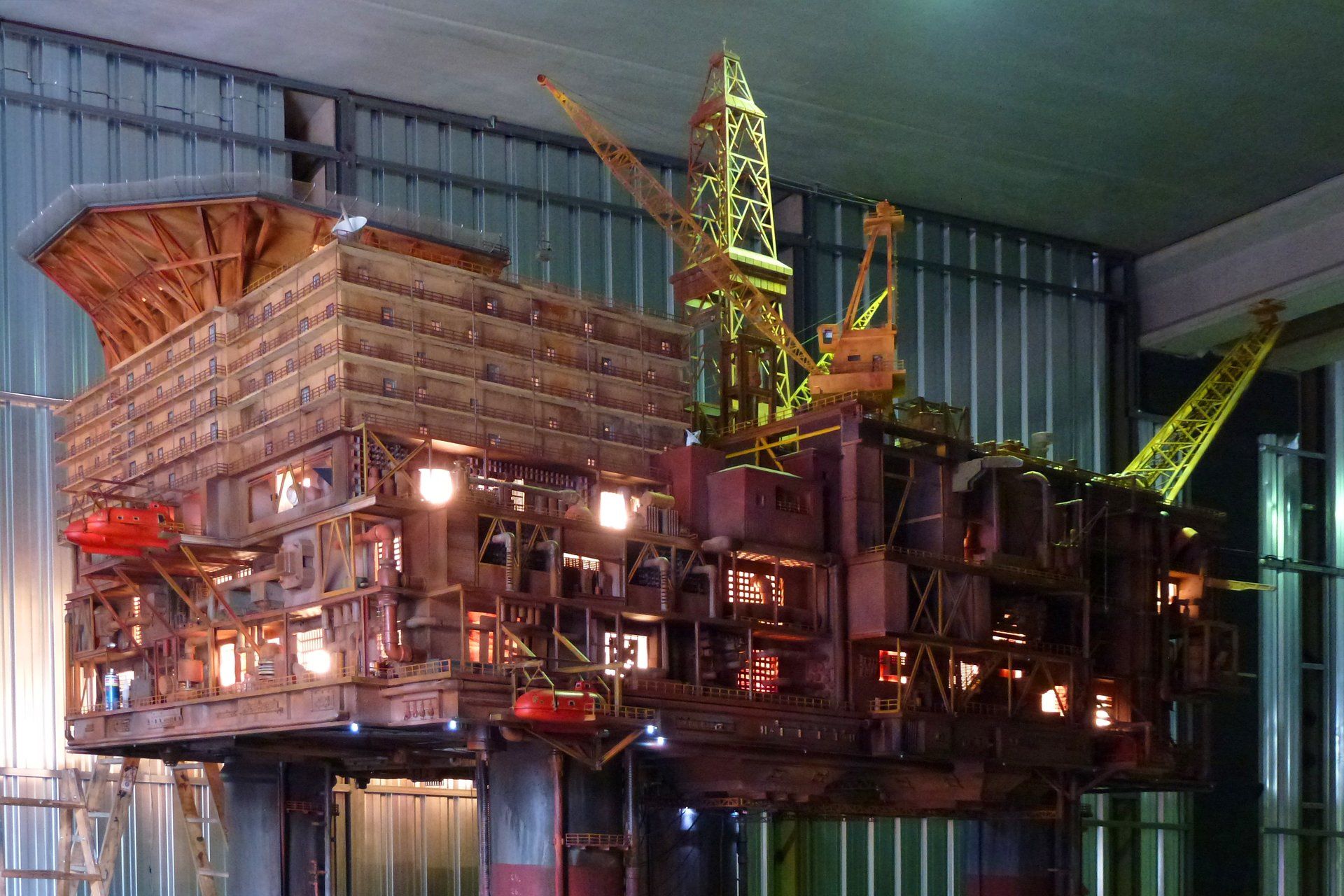 Un modelo de una plataforma petrolera con una grúa encima.