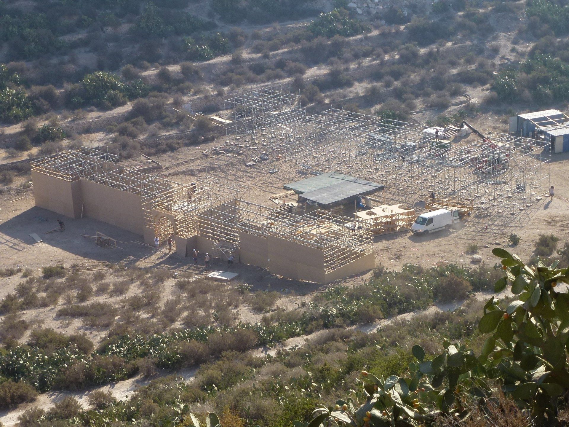 Una vista aérea de un edificio en construcción en el desierto.