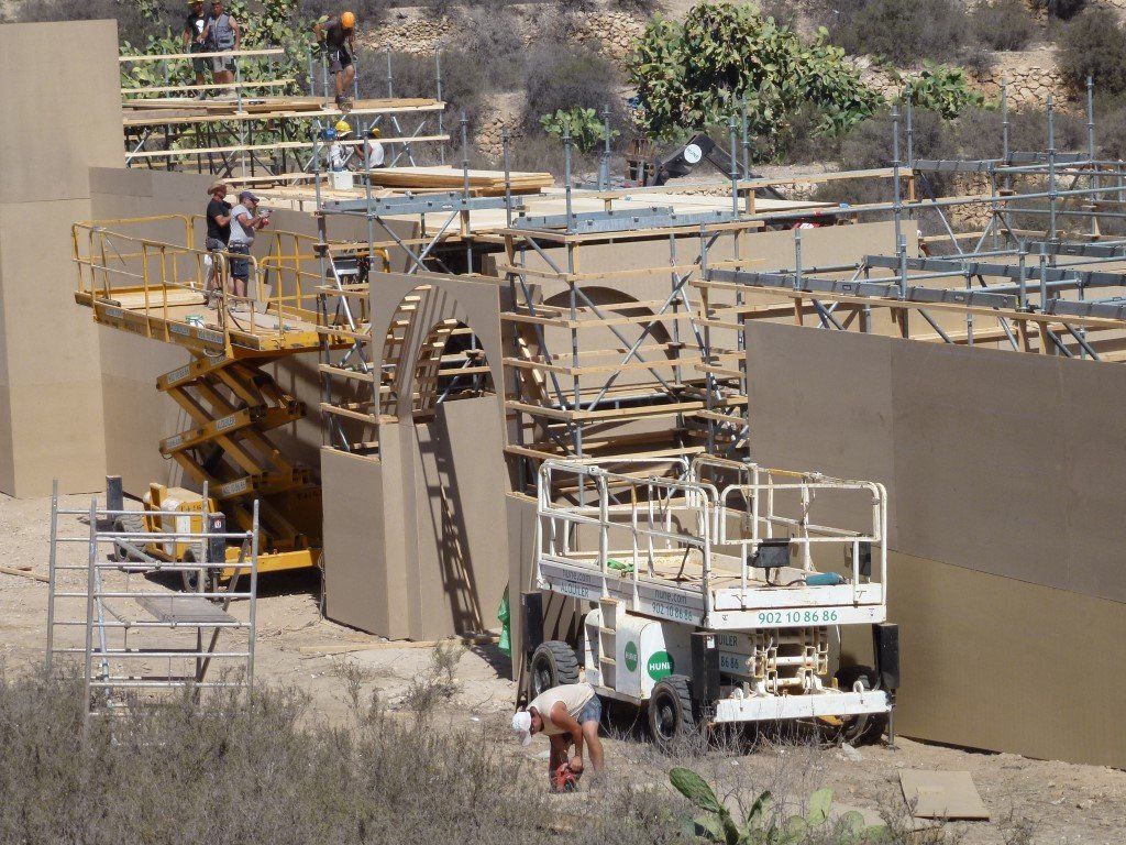 Un hombre se encuentra frente a un sitio de construcción
