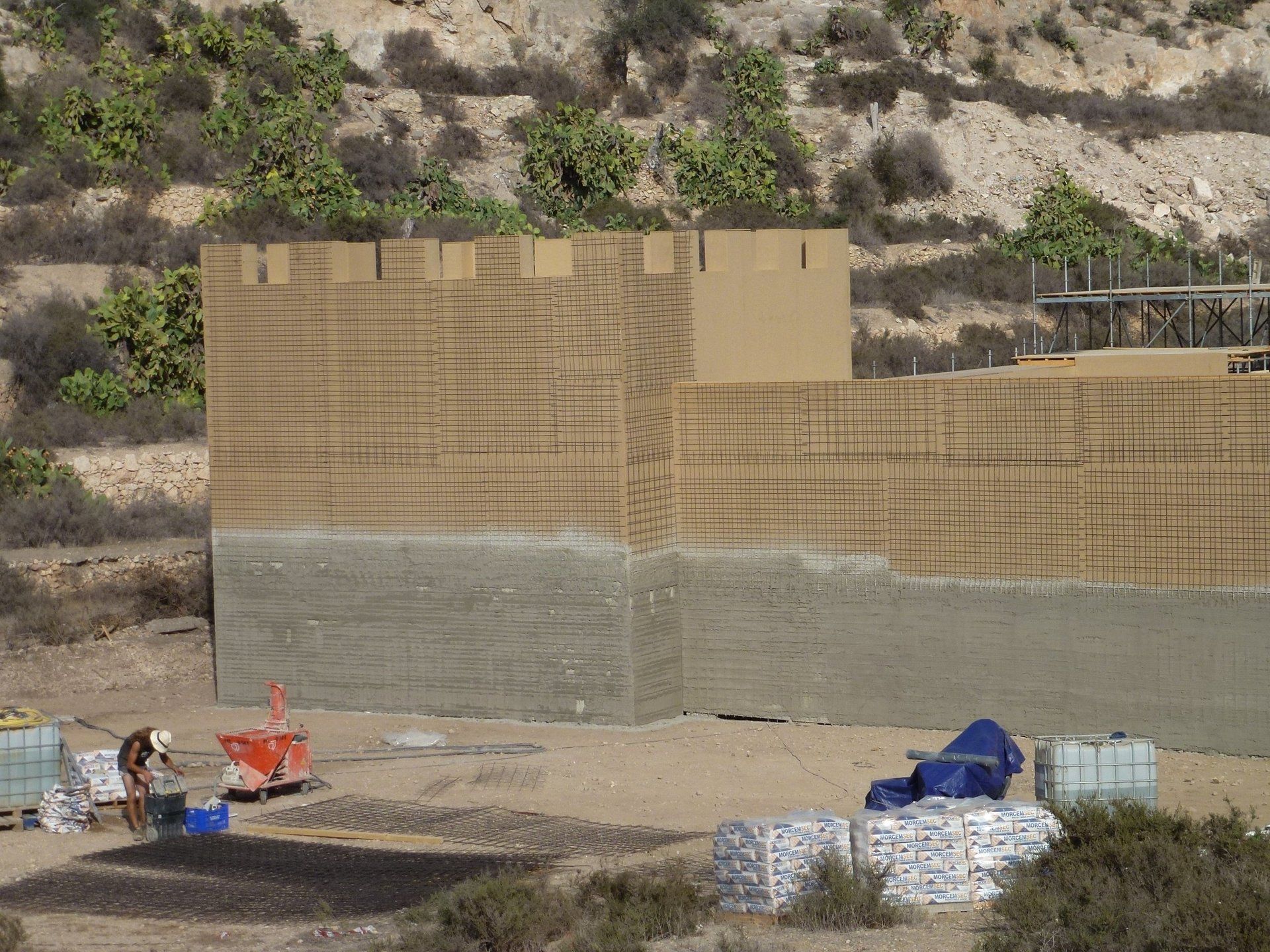 Se está construyendo un gran muro en el desierto