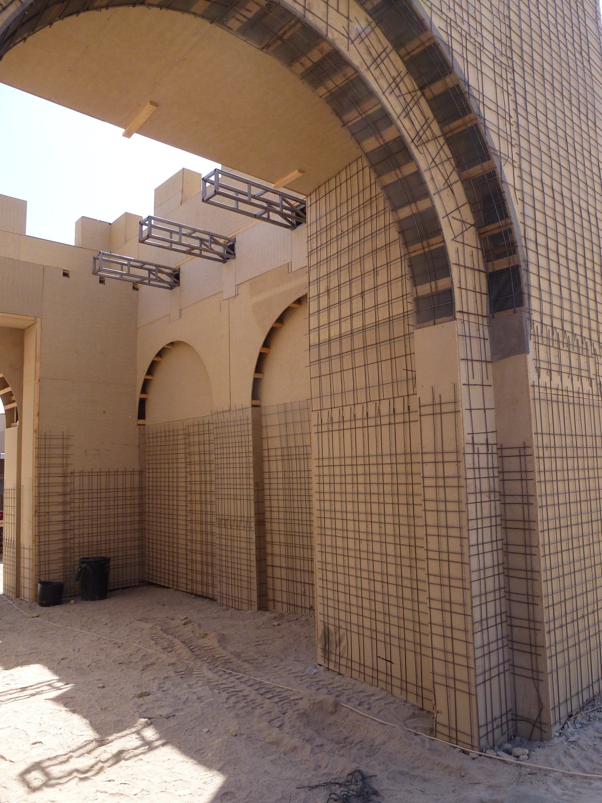 Un edificio de ladrillo con arcos y techo