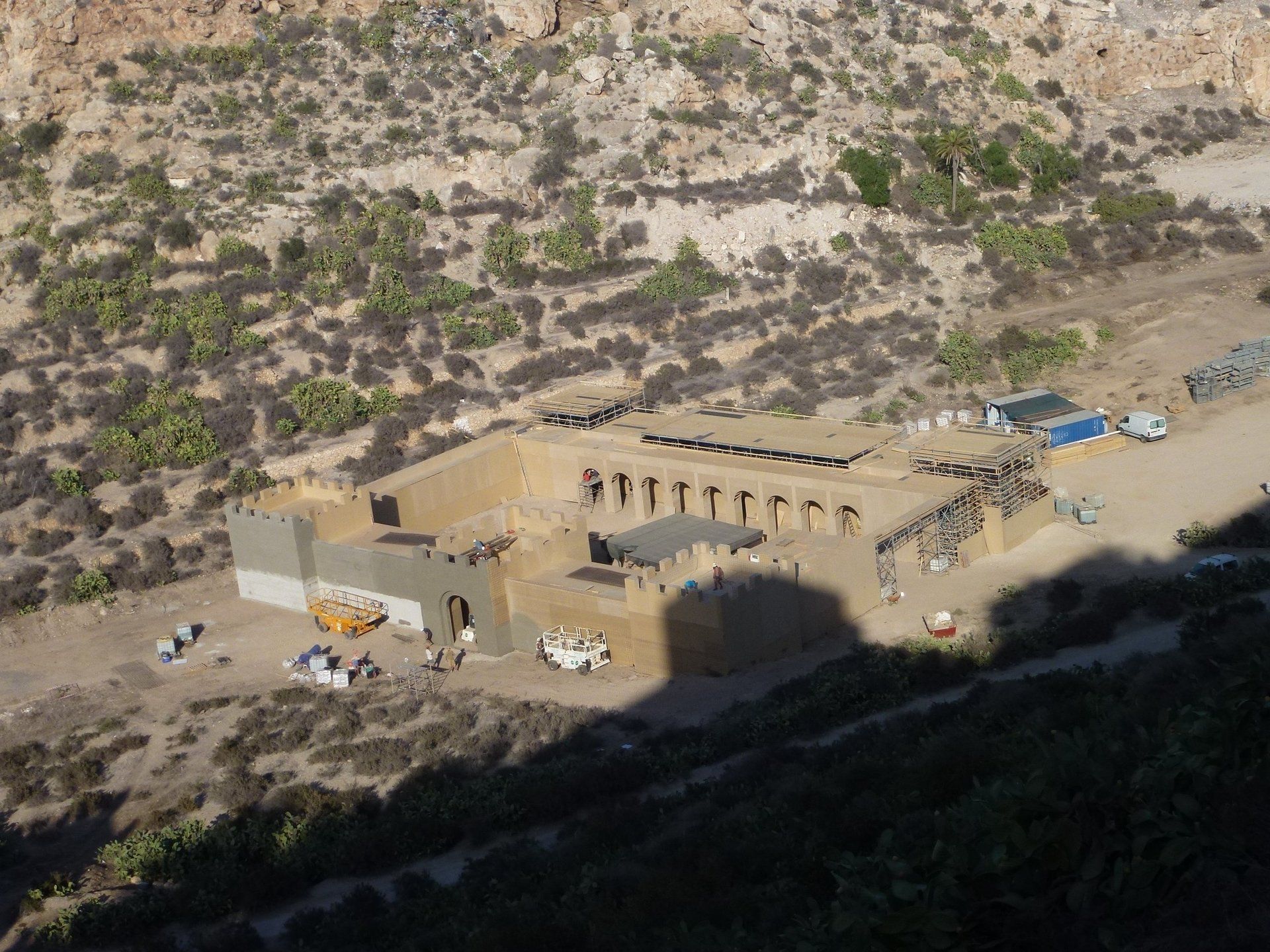 Una vista aérea de un edificio en medio de un desierto.