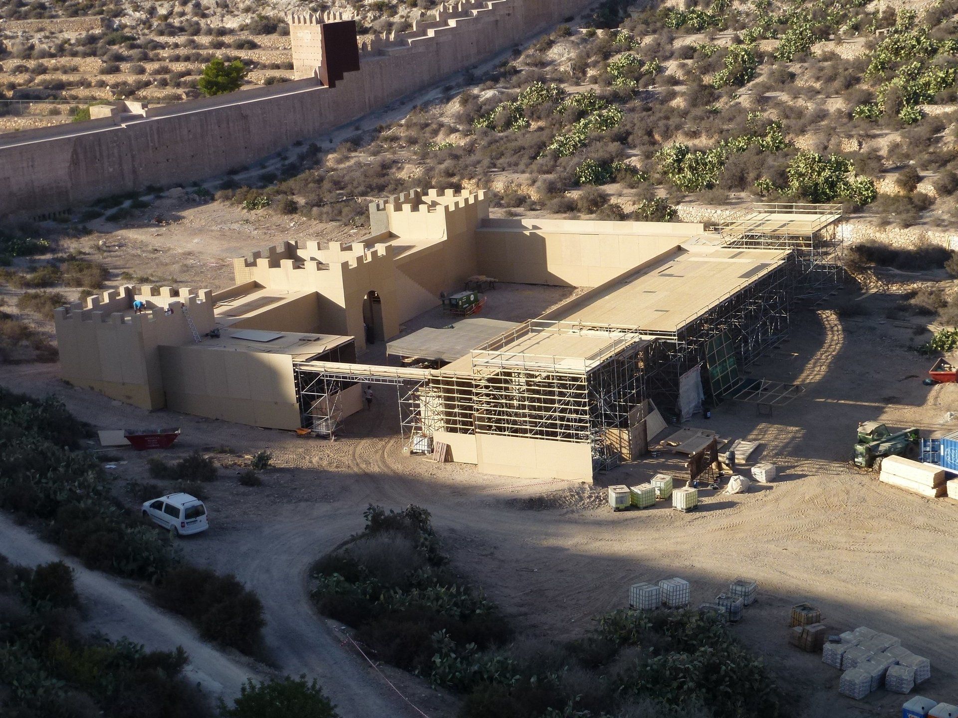 Una vista aérea de un edificio en medio de un desierto.