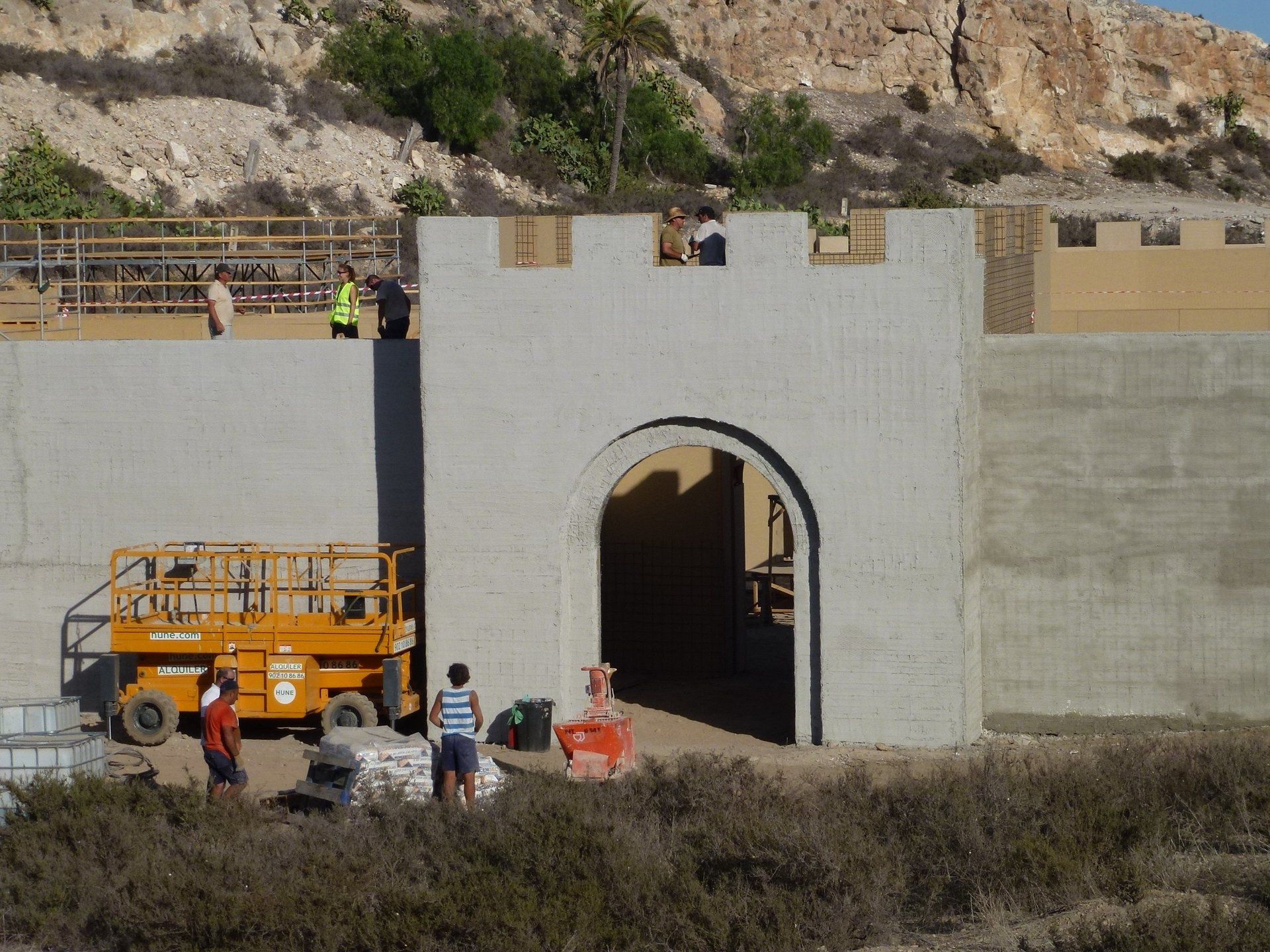 Un vehículo de construcción con el número 5.