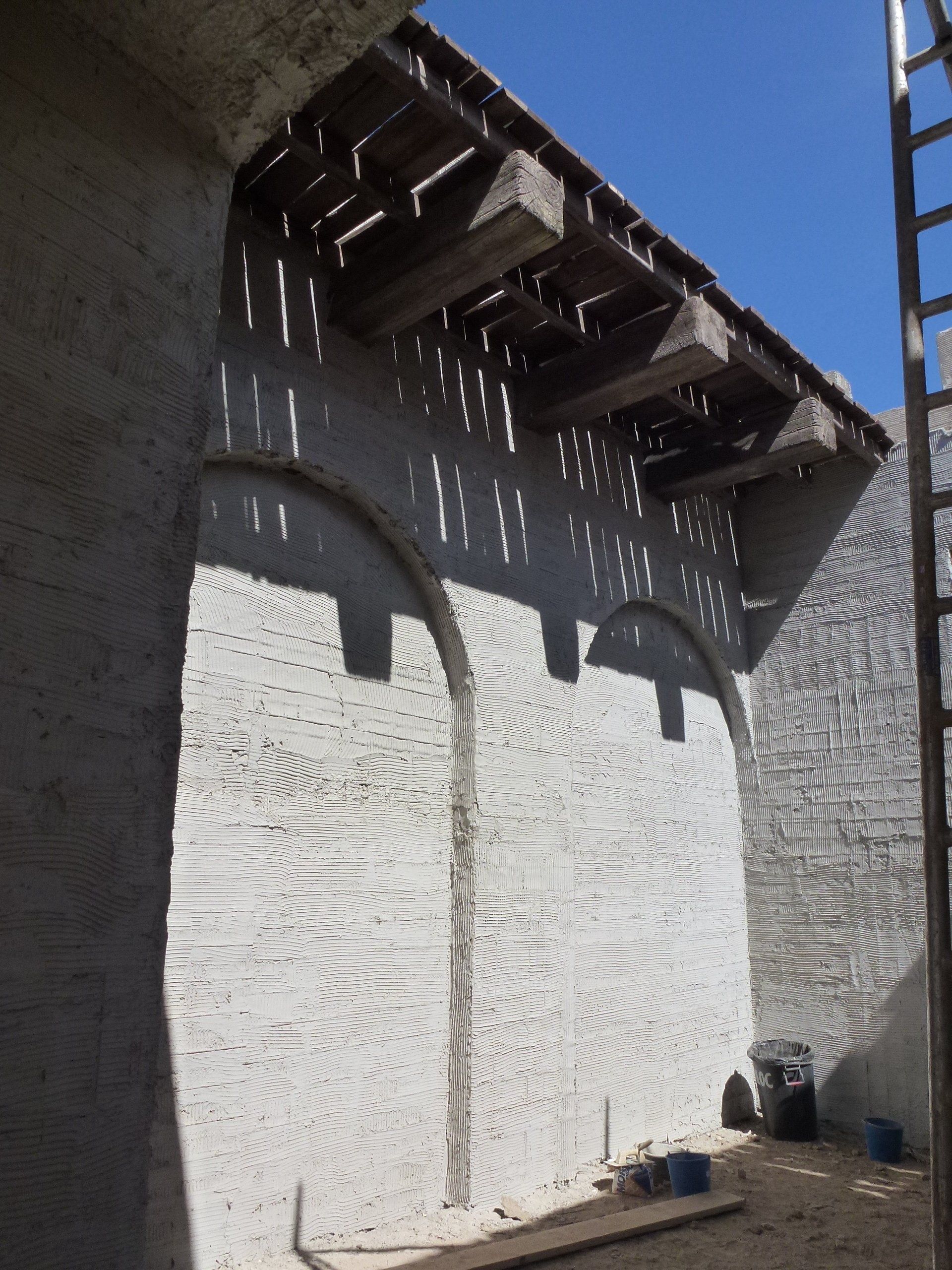 Un edificio blanco con techo de madera y arcos