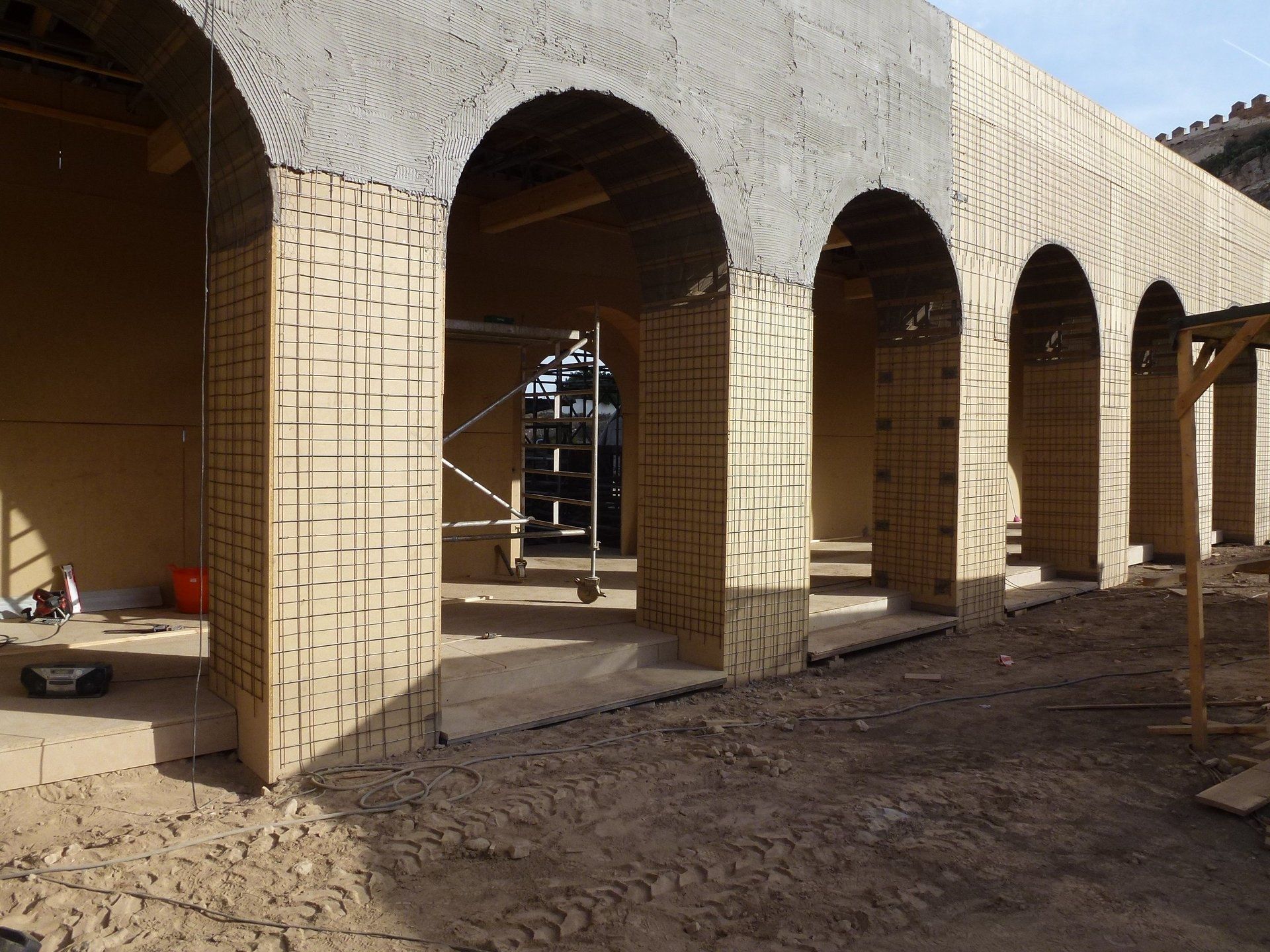 Una hilera de arcos en un edificio en construcción