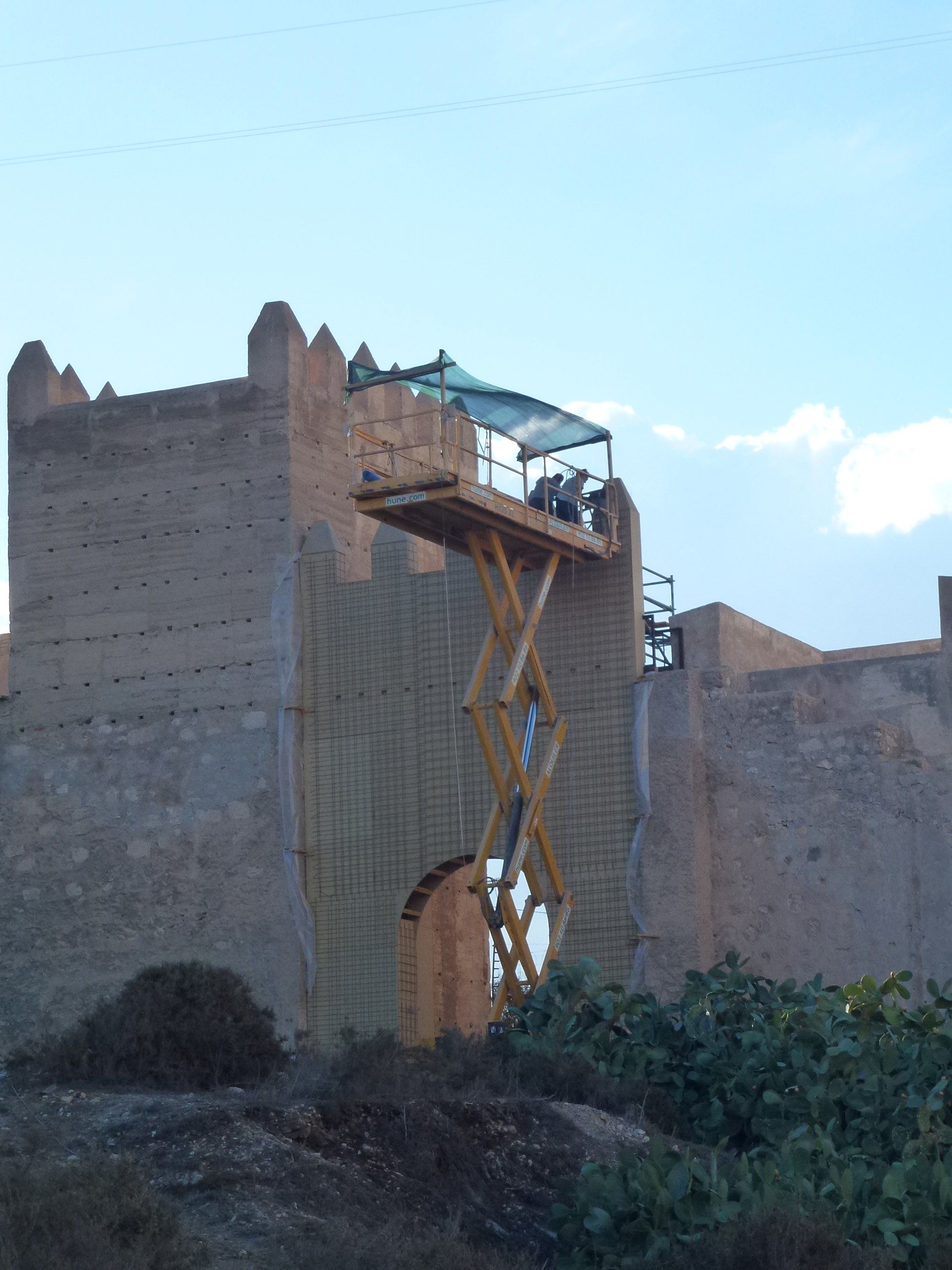 Un gran edificio de ladrillo con un ascensor en la parte superior.