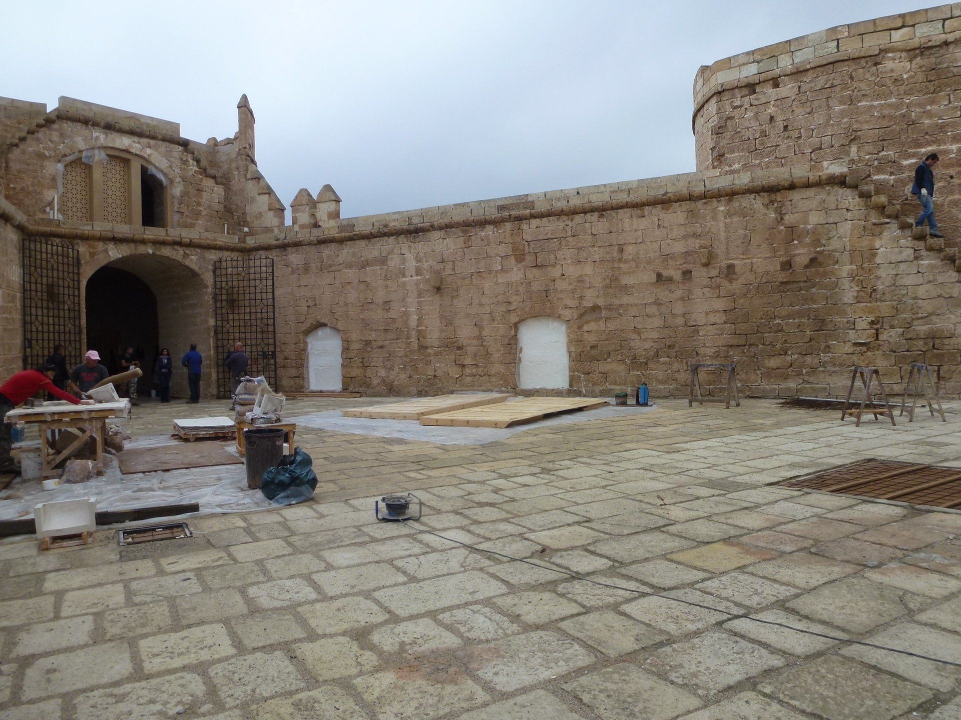 Un gran edificio de piedra con escaleras que conducen hasta él.