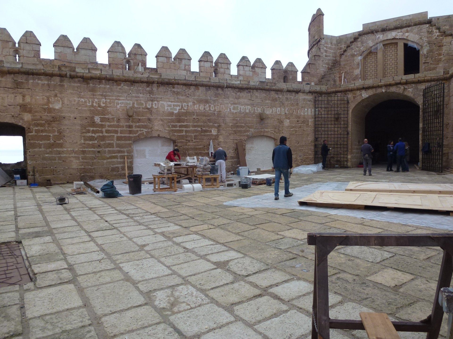 Un grupo de personas está de pie frente a un edificio de ladrillos.