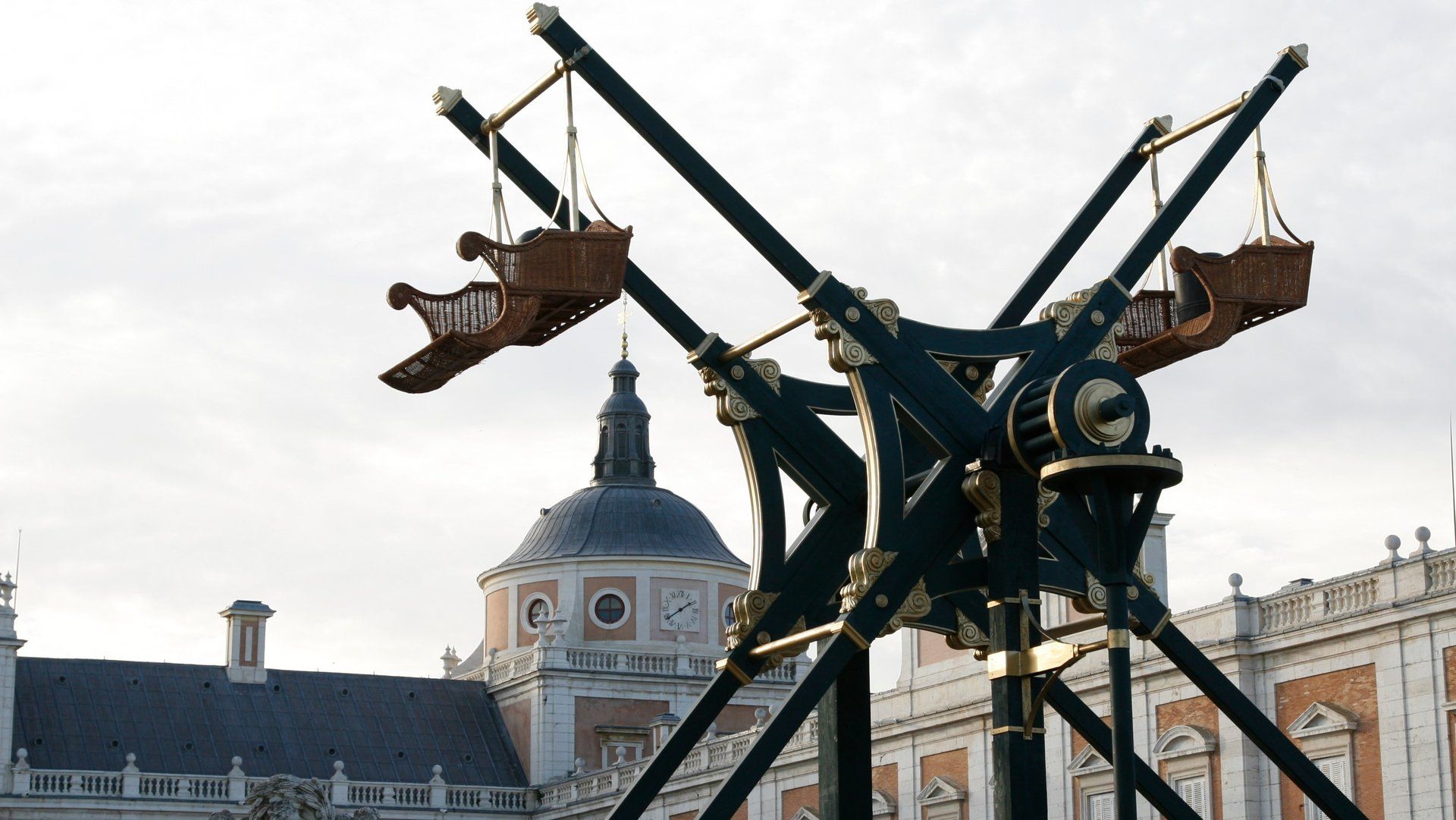 Un tiovivo con un edificio al fondo