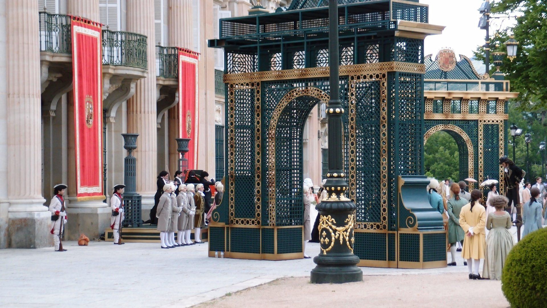 Un grupo de personas de pie frente a un edificio.