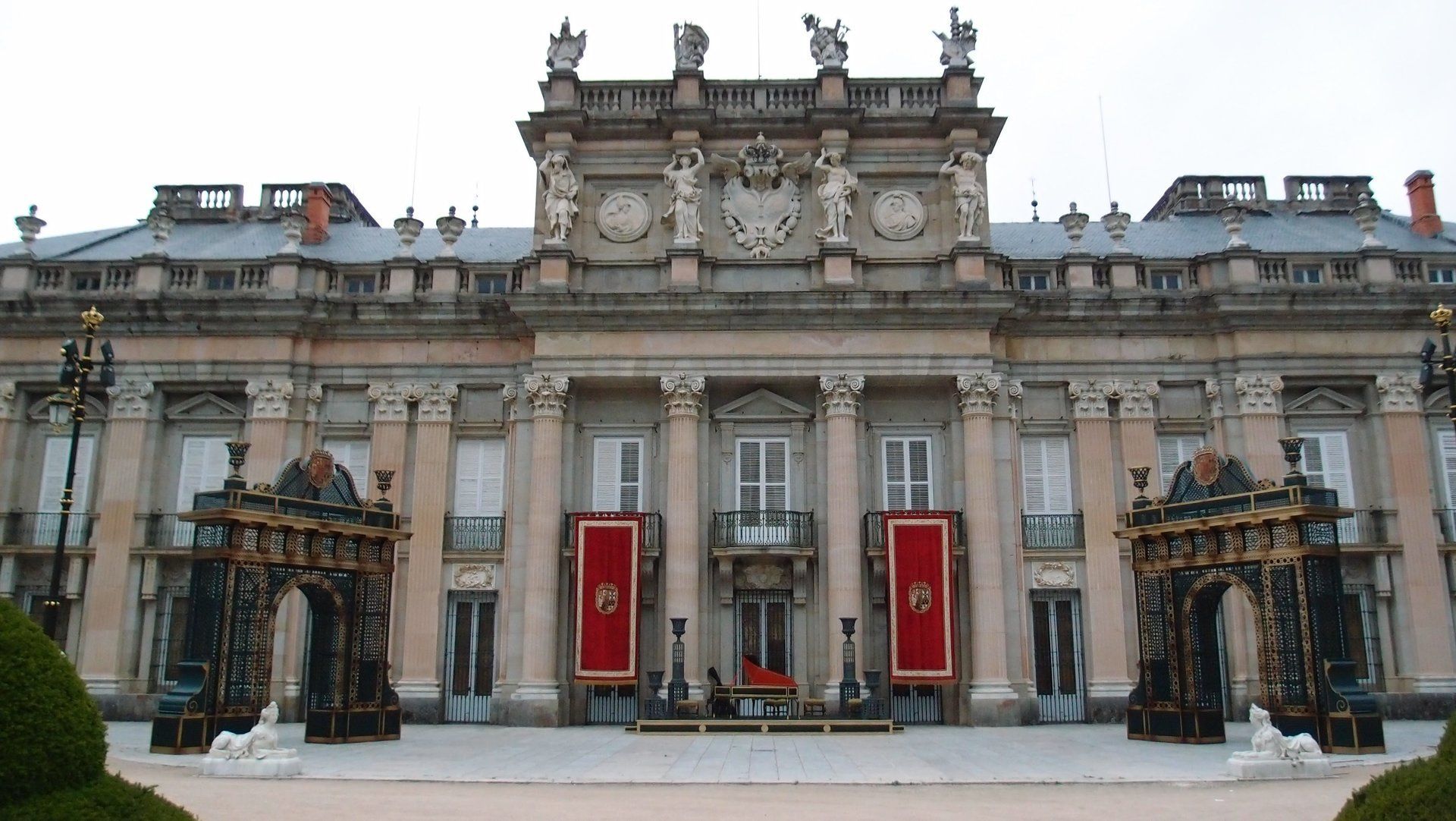 Un gran edificio con el número 19 en él