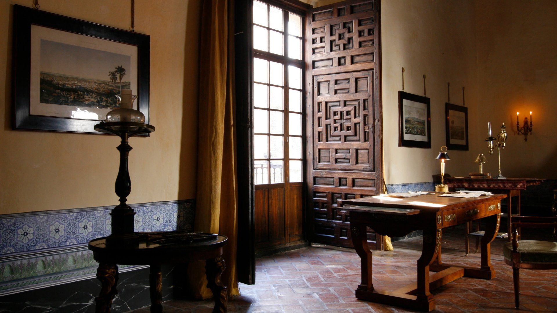 Una habitación con una mesa y un cuadro en la pared.
