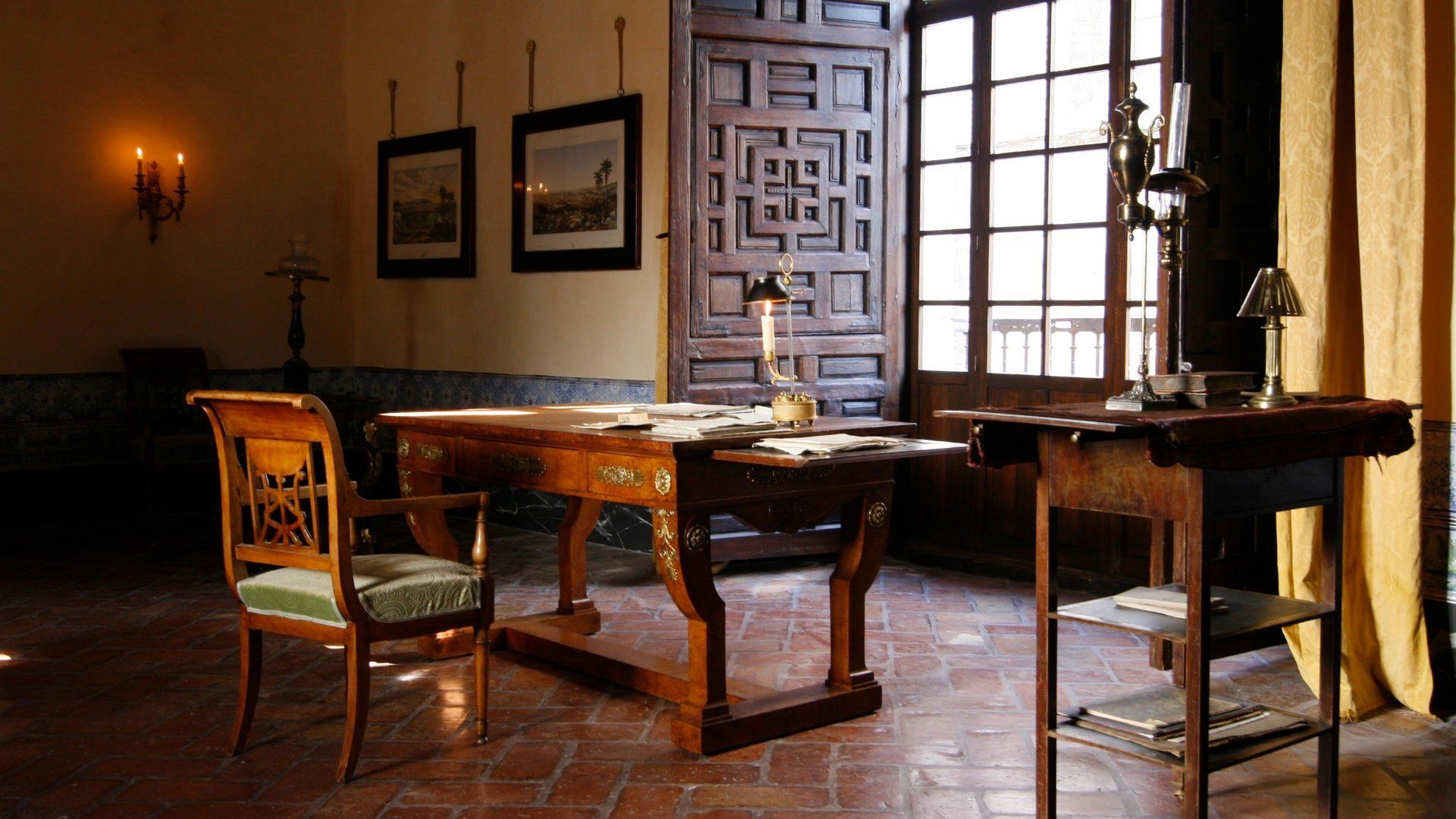 Una habitación con una mesa y sillas y una ventana.