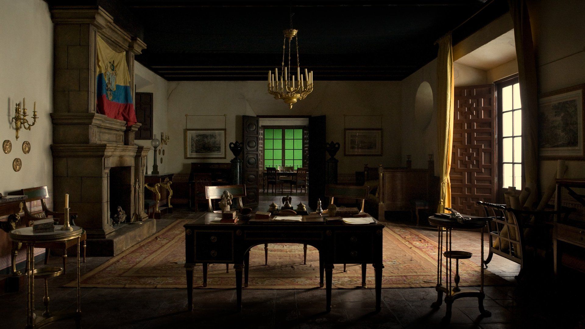 Una habitación grande con una mesa y sillas y una chimenea.