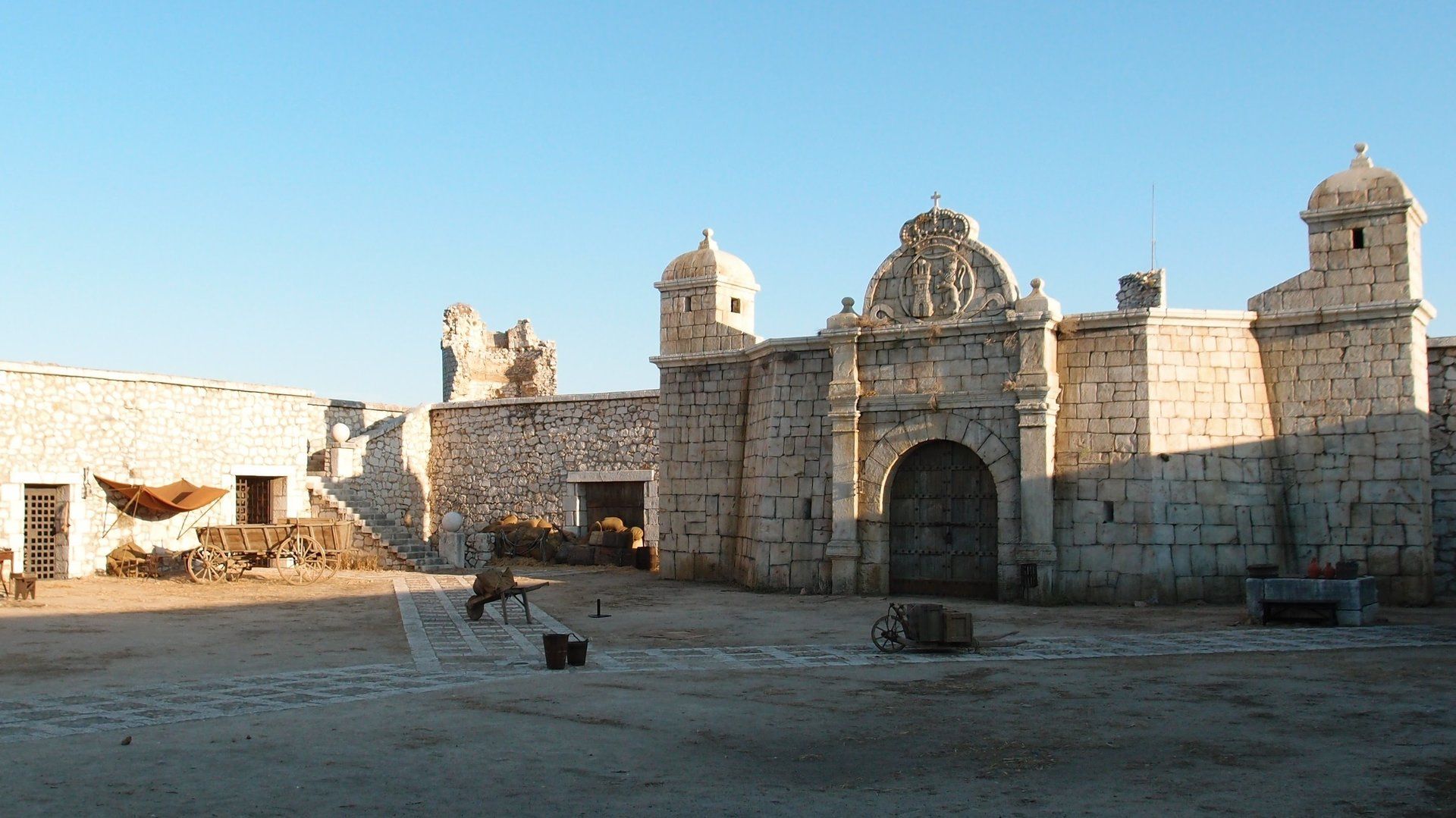 Un gran edificio de piedra con una puerta delante.