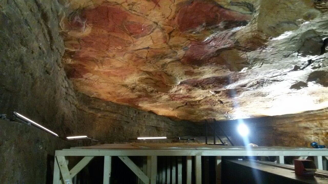 Hay una pintura en el techo de una cueva.