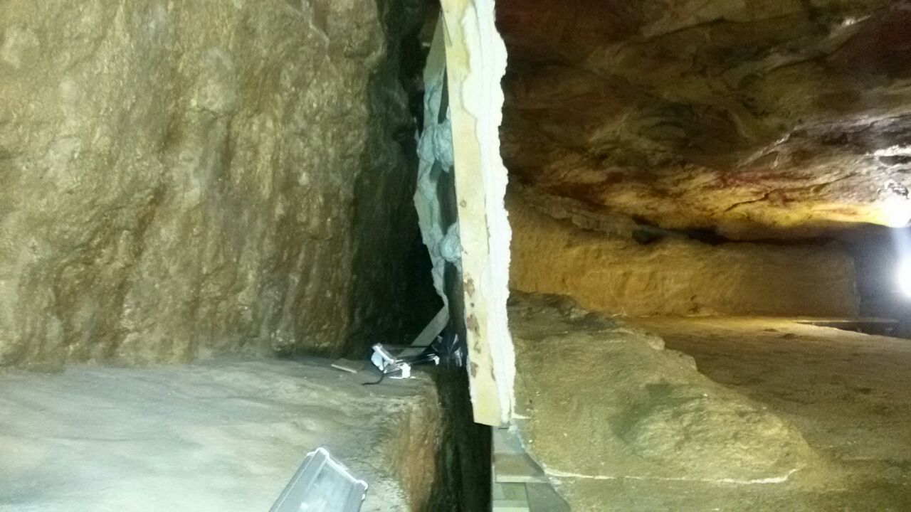 Hay un agujero en la pared de la cueva.