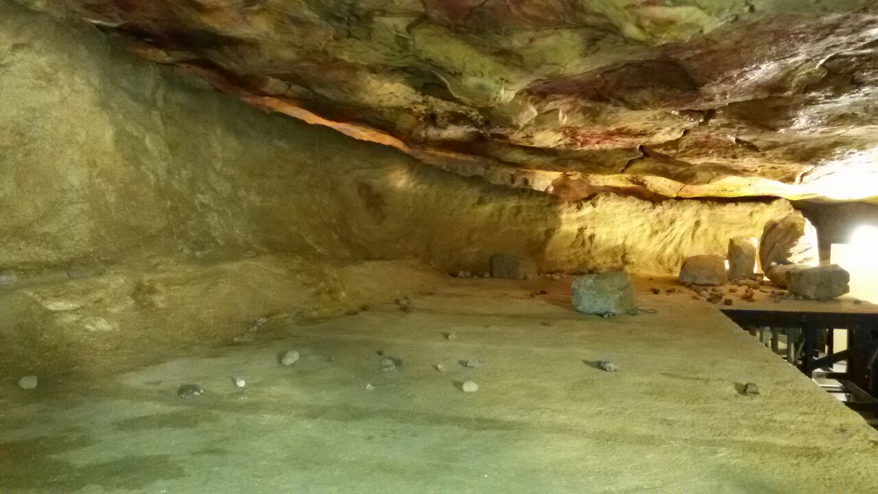 Hay una mesa en el medio de la cueva.