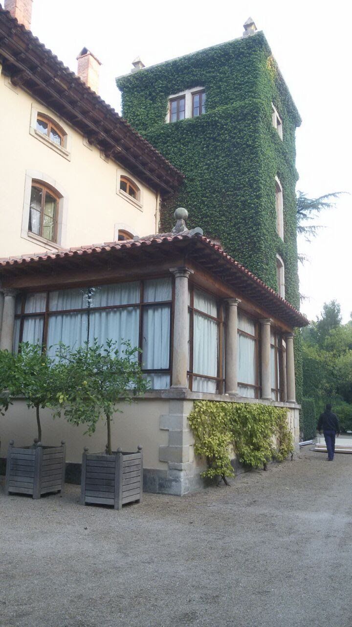 Un hombre camina frente a un gran edificio.