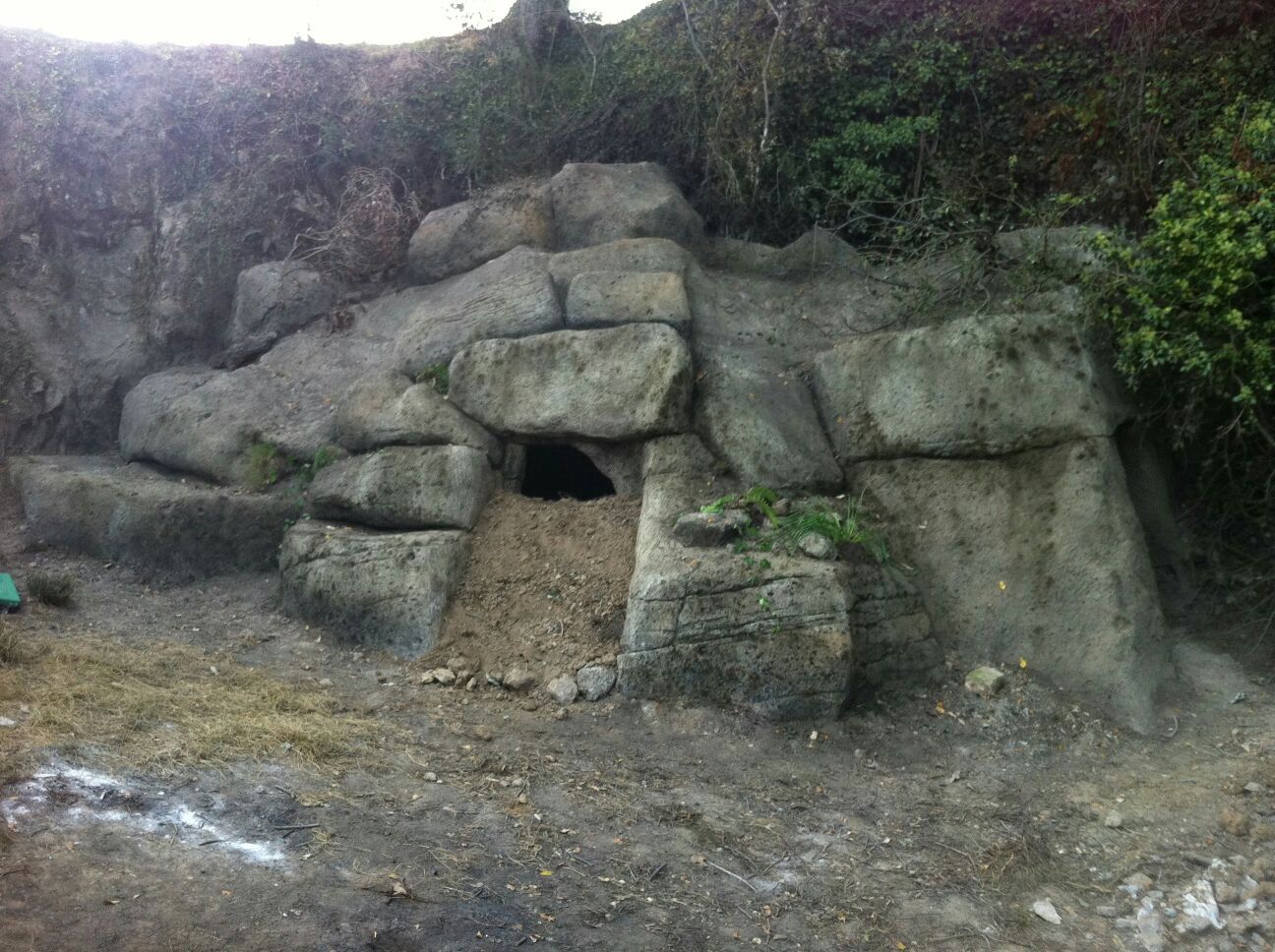 Una gran formación rocosa con un agujero en el medio.