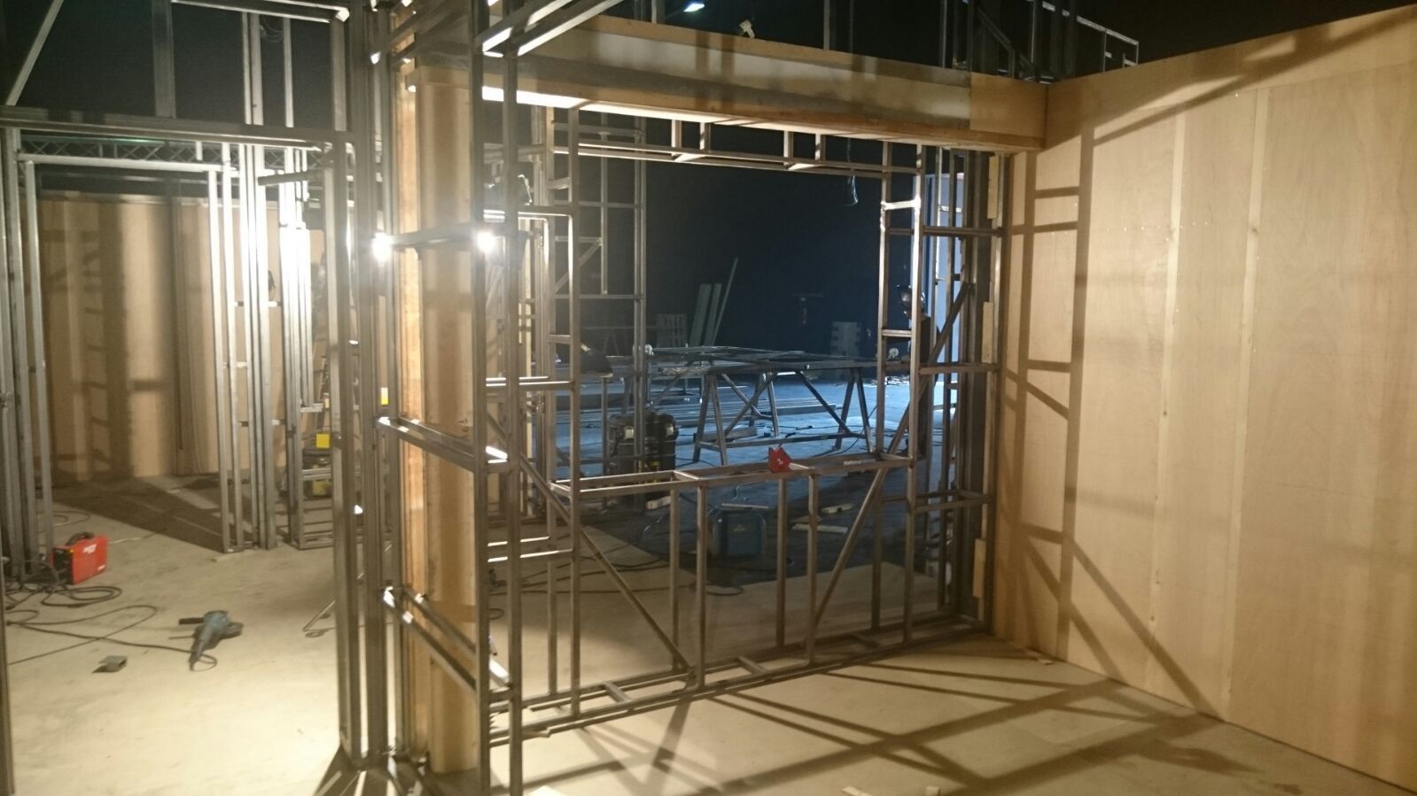 Una habitación en un edificio en construcción con una ventana grande.