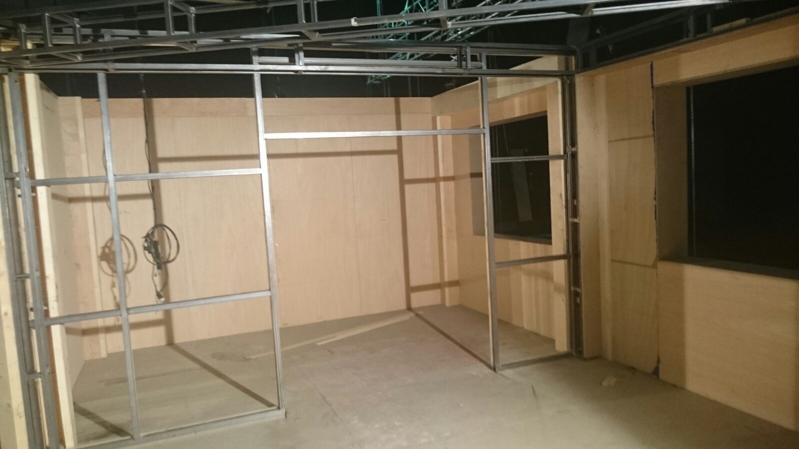 Una habitación vacía con un marco de metal y una ventana.