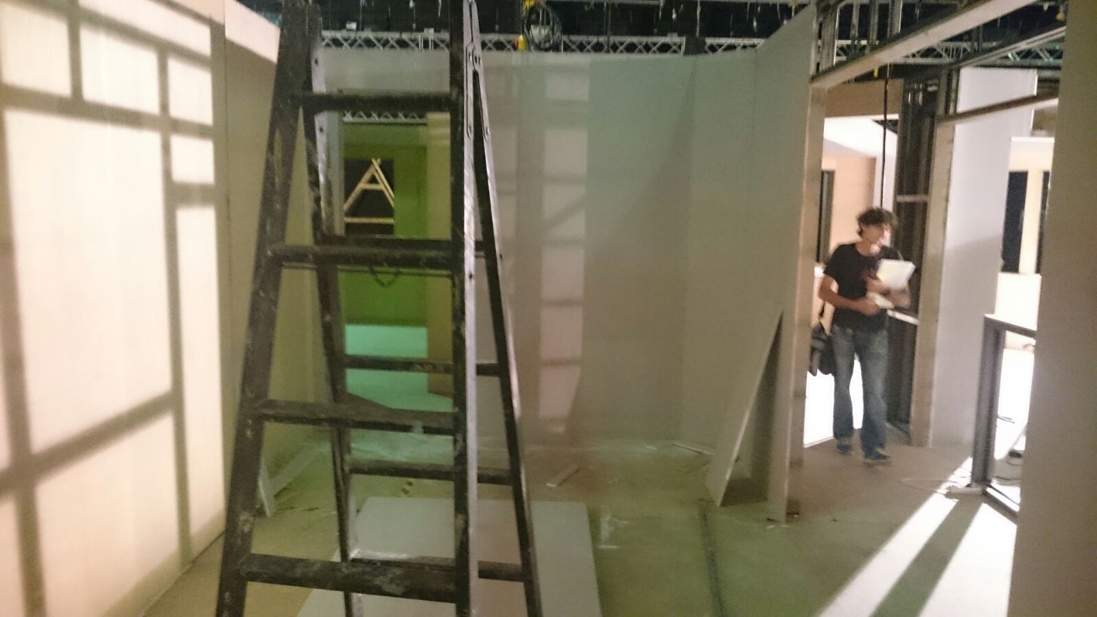 Un hombre parado junto a una escalera con la letra a escrita en ella.