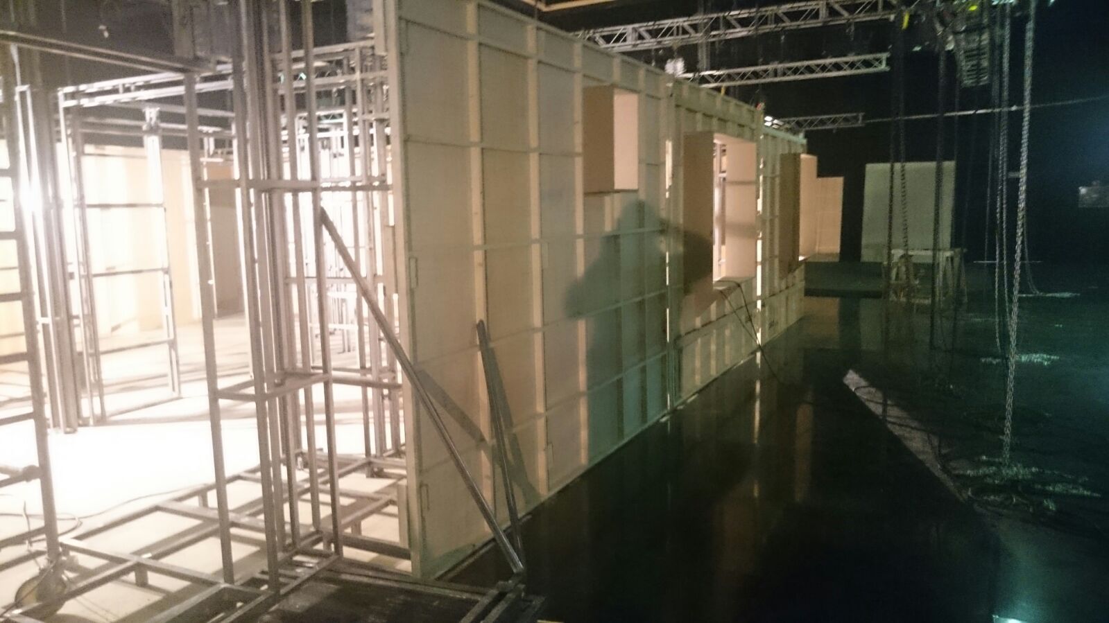 Un gran edificio en construcción con muchos andamios.